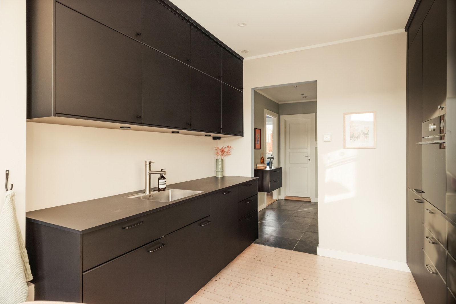 Tidløs kjøkkeninnredning fra 2018 integrert induksjonstopp, dampstekeovn, nedfelt oppvaskkum, kjøl-/fryseskap pplegg for vaskemaskin. Galleribilde