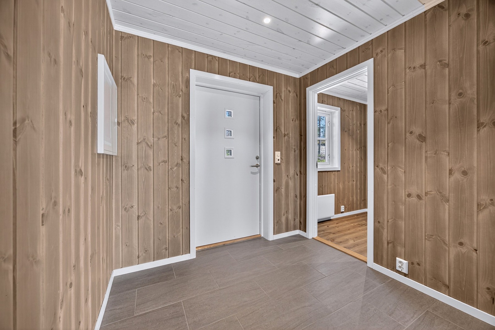 Entreen har fliser på gulv med gulvvarme. Bildet er ikke av selve hytta. Galleribilde