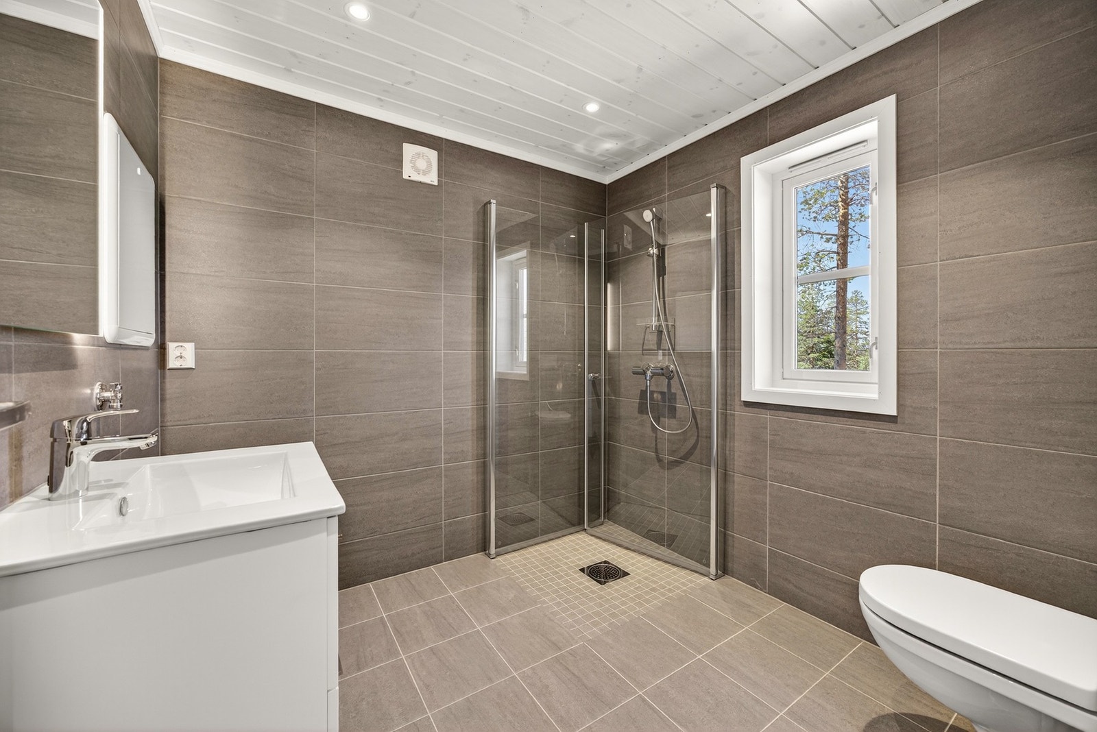 På badet er det lekre fliser på vegg og gulv med termostyrte varmekabler. Bildet er ikke av selve hytta. Galleribilde