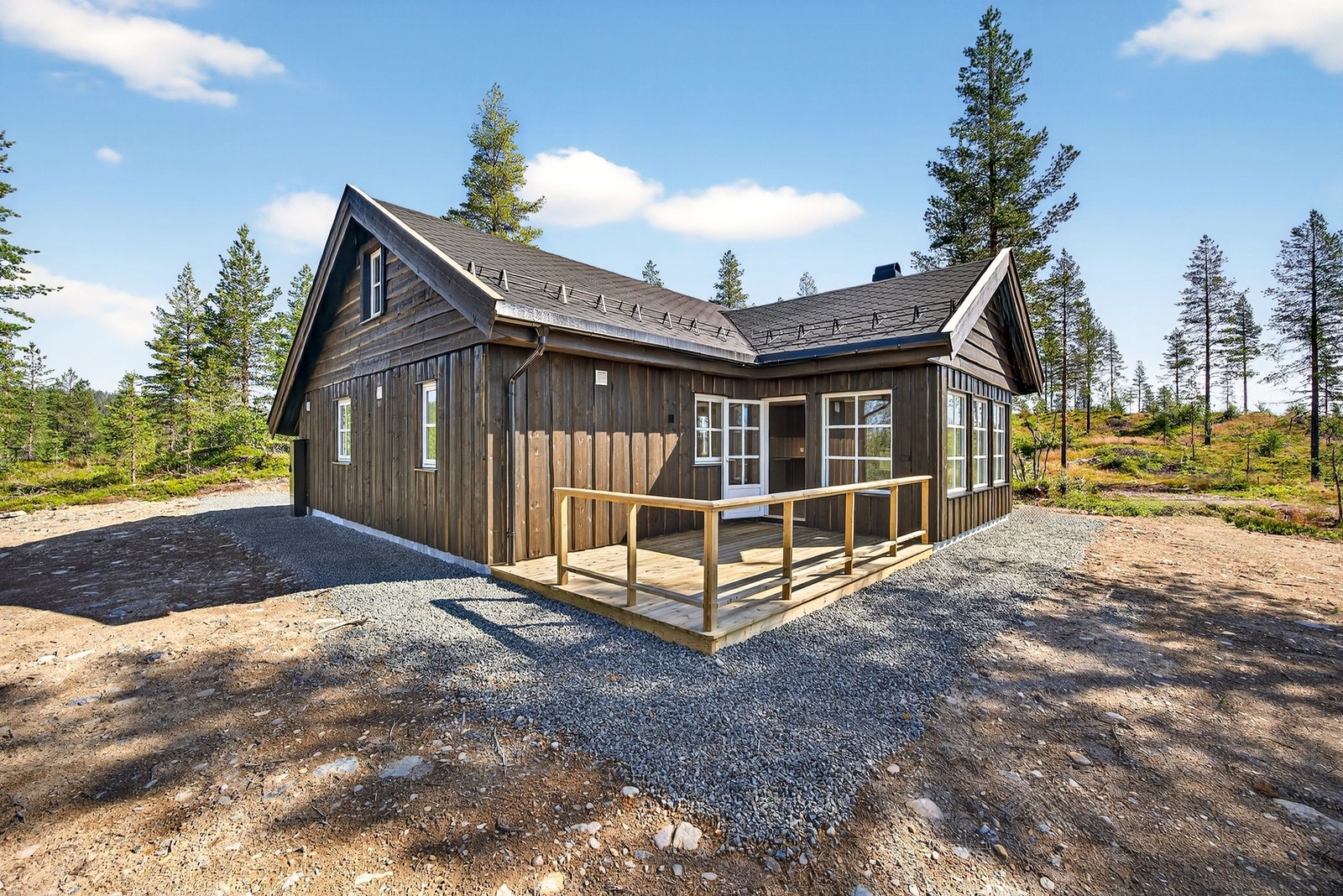 På terrassen er det god plass til diverse utemøblement og bålpanne. Bildet er ikke av selve hytta. Galleribilde