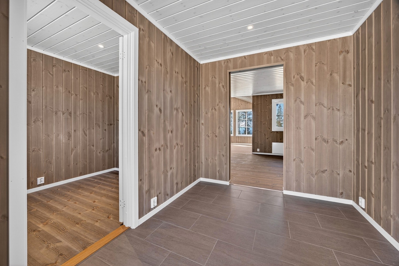 Alle vegger leveres med slettpanel i Myk Elegance og himlinger leveres med skygge skråpanel i hvitpigmentert. Bildet er ikke av selve hytta. Galleribilde