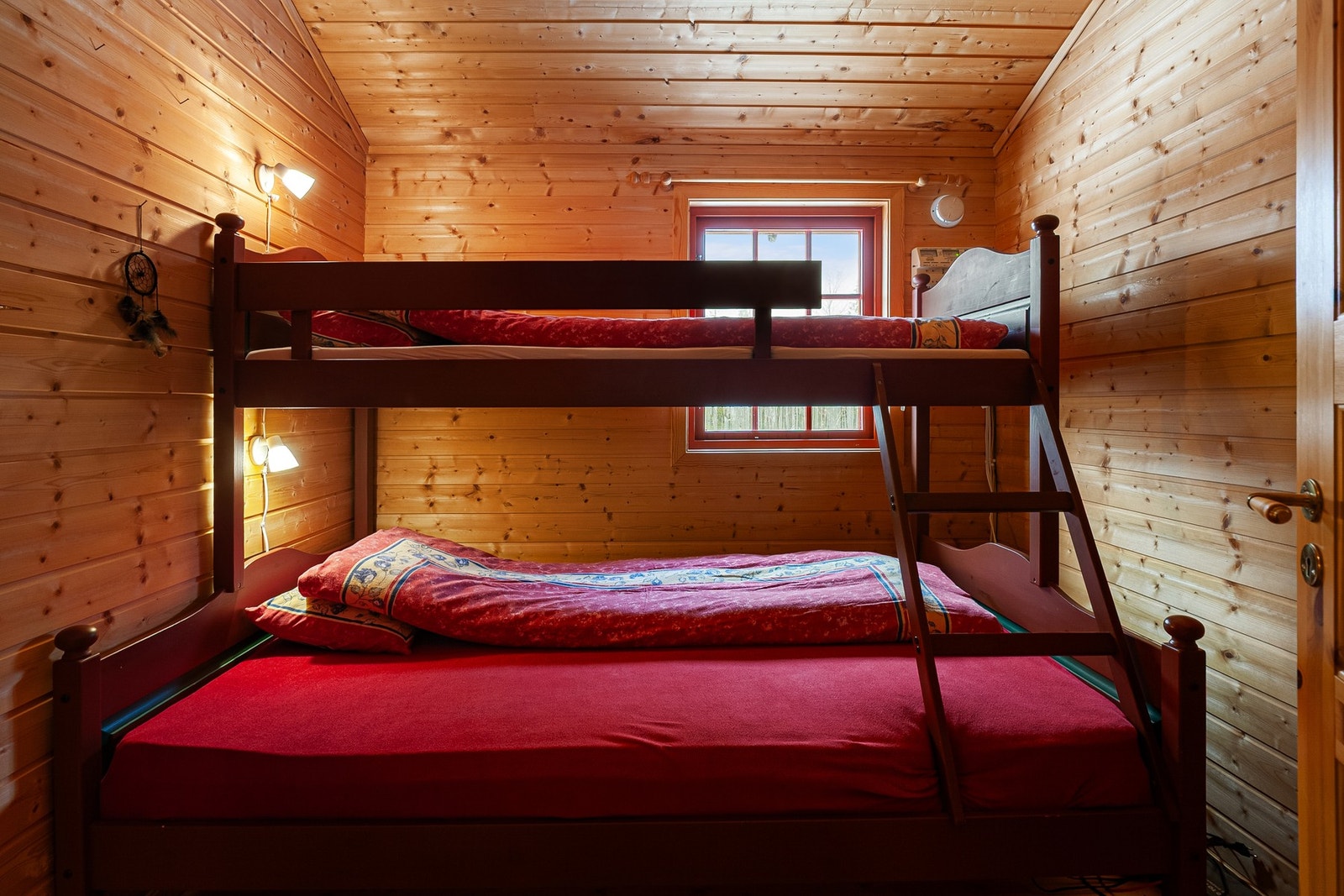 Et av 3 soverom. Plass til familiekøye på to av dem + Et større hovedsoverom. Galleribilde