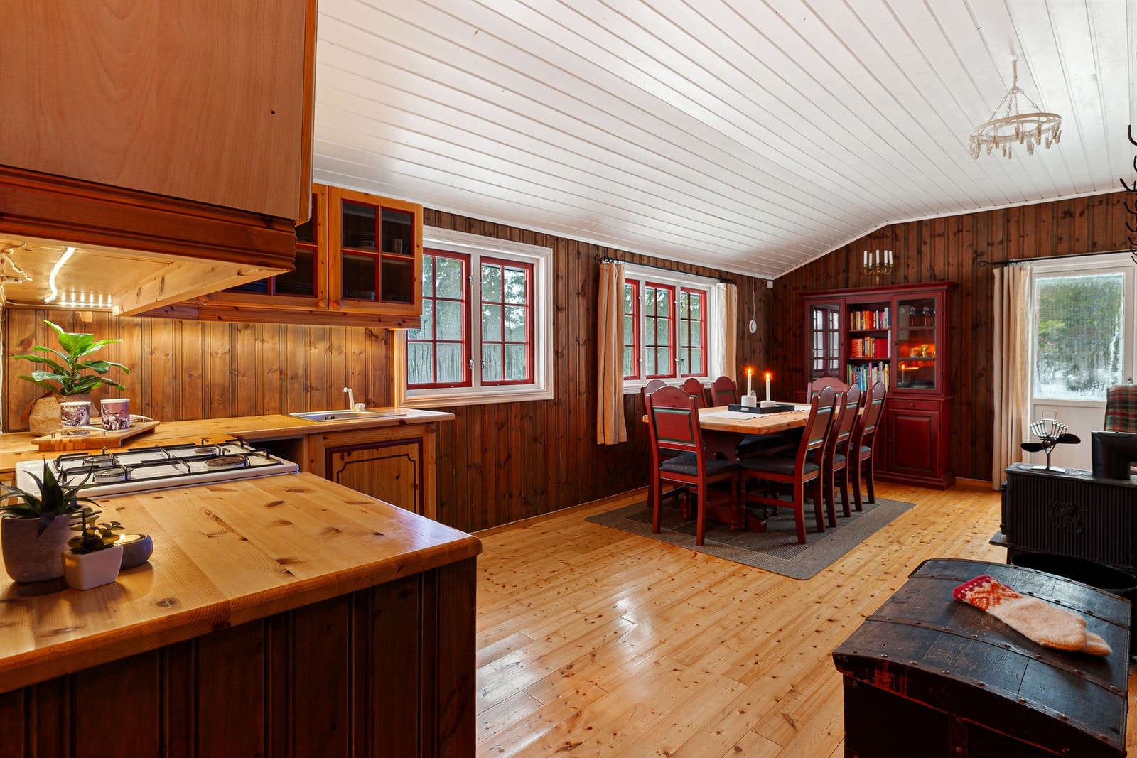 Åpen løsning mellom stue og kjøkken. Galleribilde