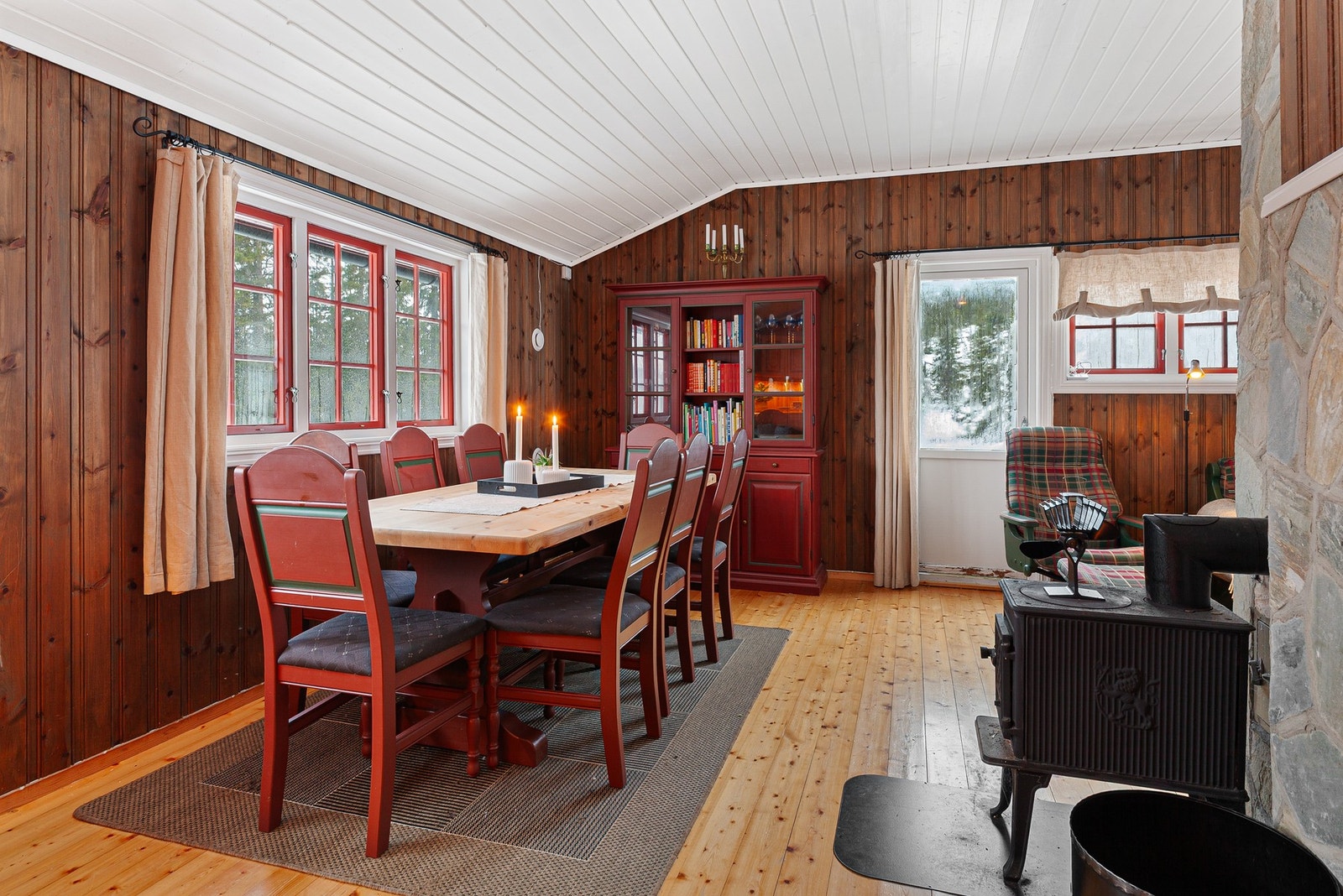 God plass til spisestue like ved kjøkkenet. Alle møbler følger med salget. Galleribilde