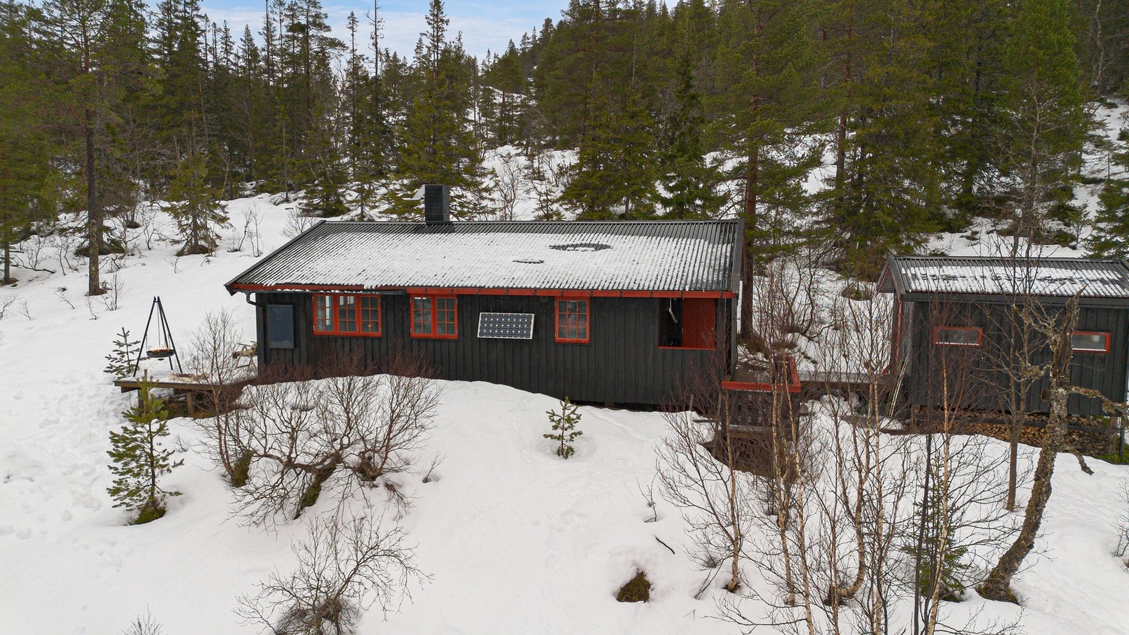 Plattingen går på oversiden av huset sammenbygd med platting ved inngangsparti. Galleribilde