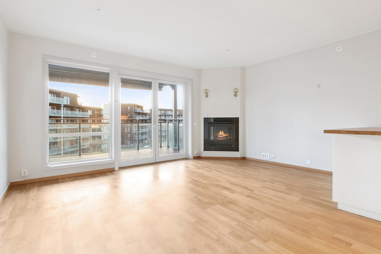 Lys og luftig stue. Gasspeis skaper hygge på mørke kvelder Galleribilde