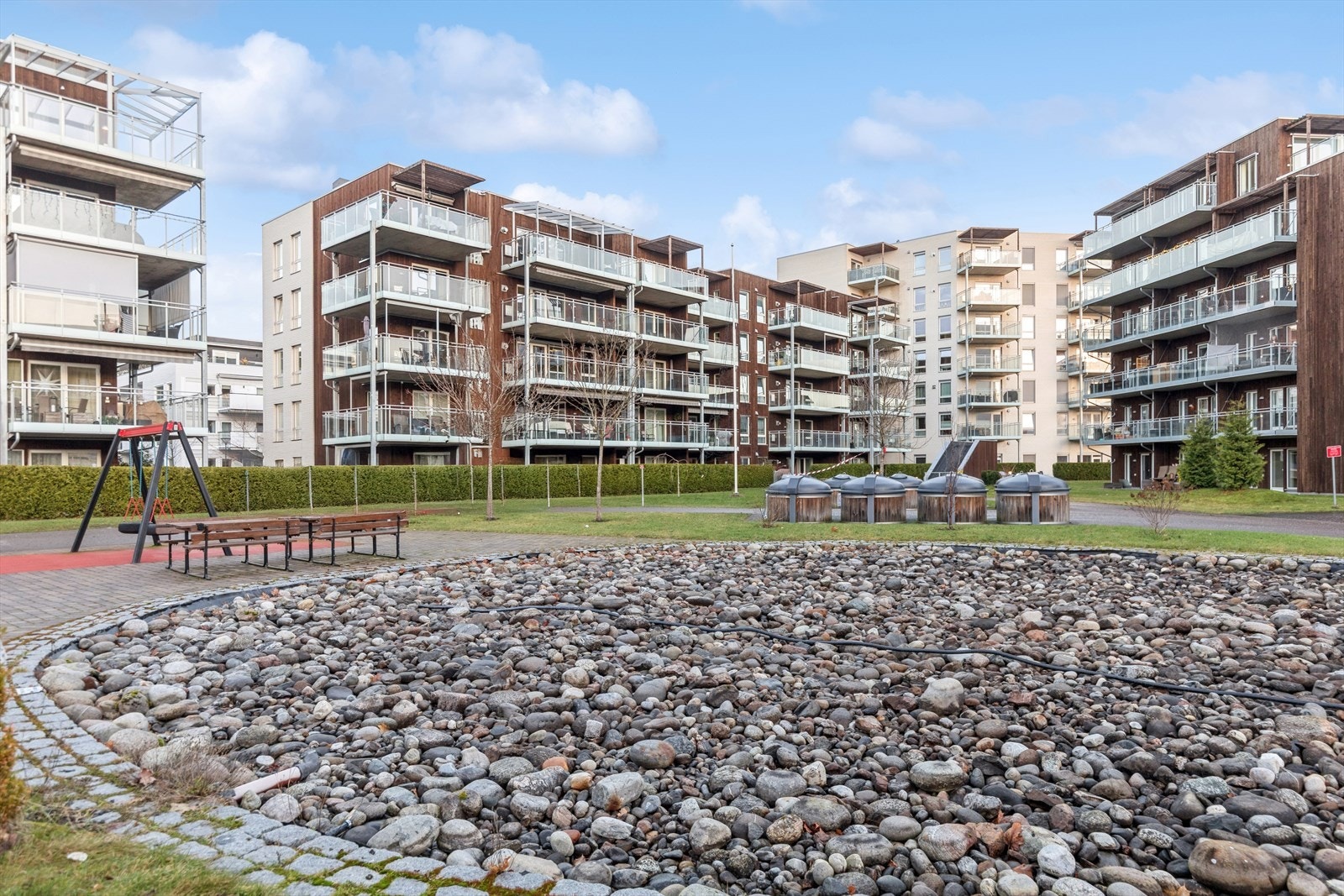 Uteareal med grøntområder, vannspeil og gangveier Galleribilde