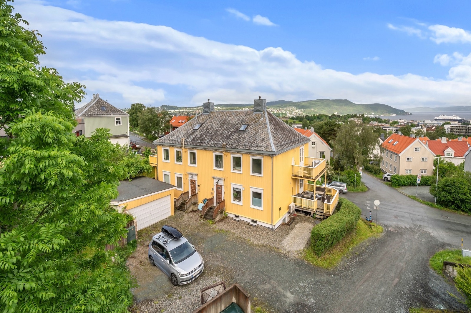 Leiligheten disponerer en fast parkeringsplass på felles oppstillingsplass. Velkommen til en hyggelig visning! Galleribilde