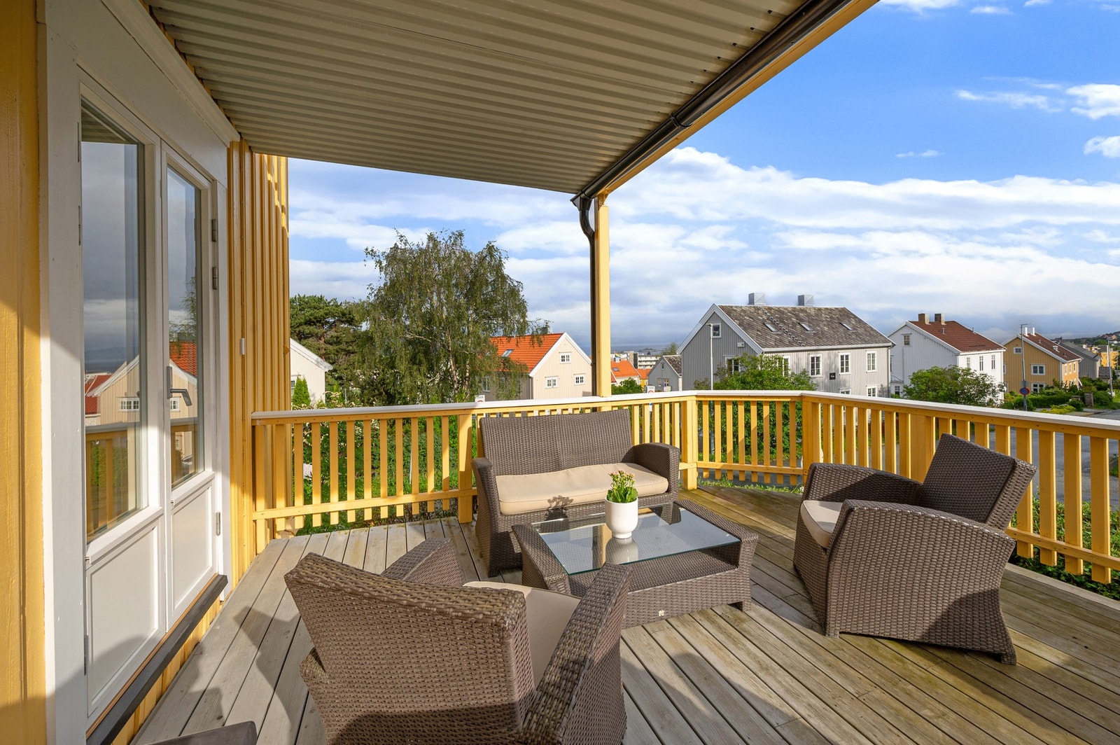 Her har man god plass til ønsket utemøblement. Galleribilde