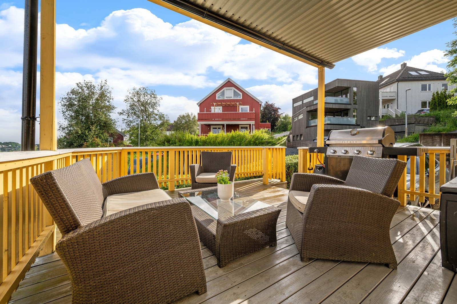 Fra stuen har man utgang til en stor veranda på hele 16,4m². Galleribilde