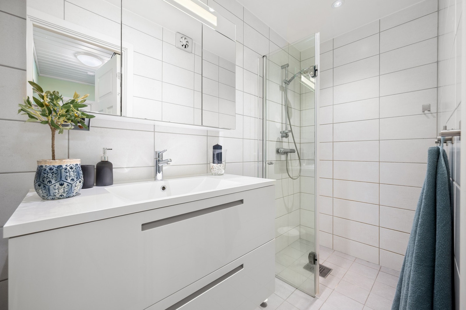 Her har man bl.a dusjdør i glass, servant på underskap m/skuffer og speilskap. Galleribilde