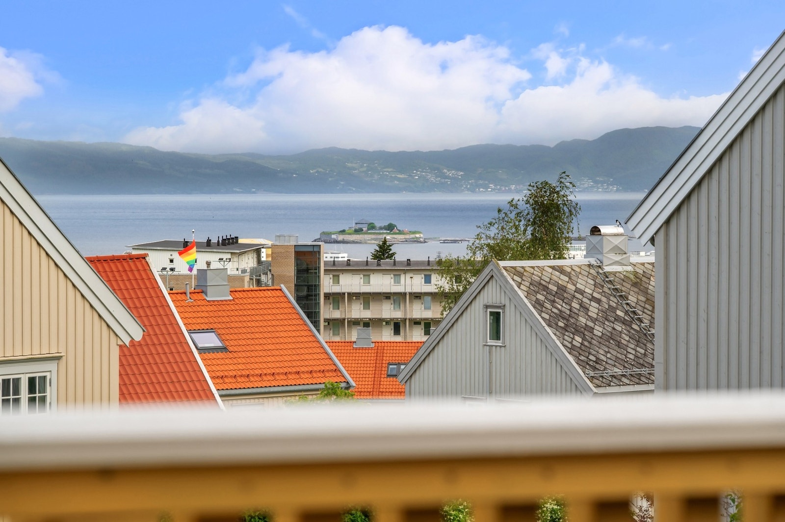 Fra verandaen har man en flott utsikt ned mot Trondheimsfjorden. Galleribilde