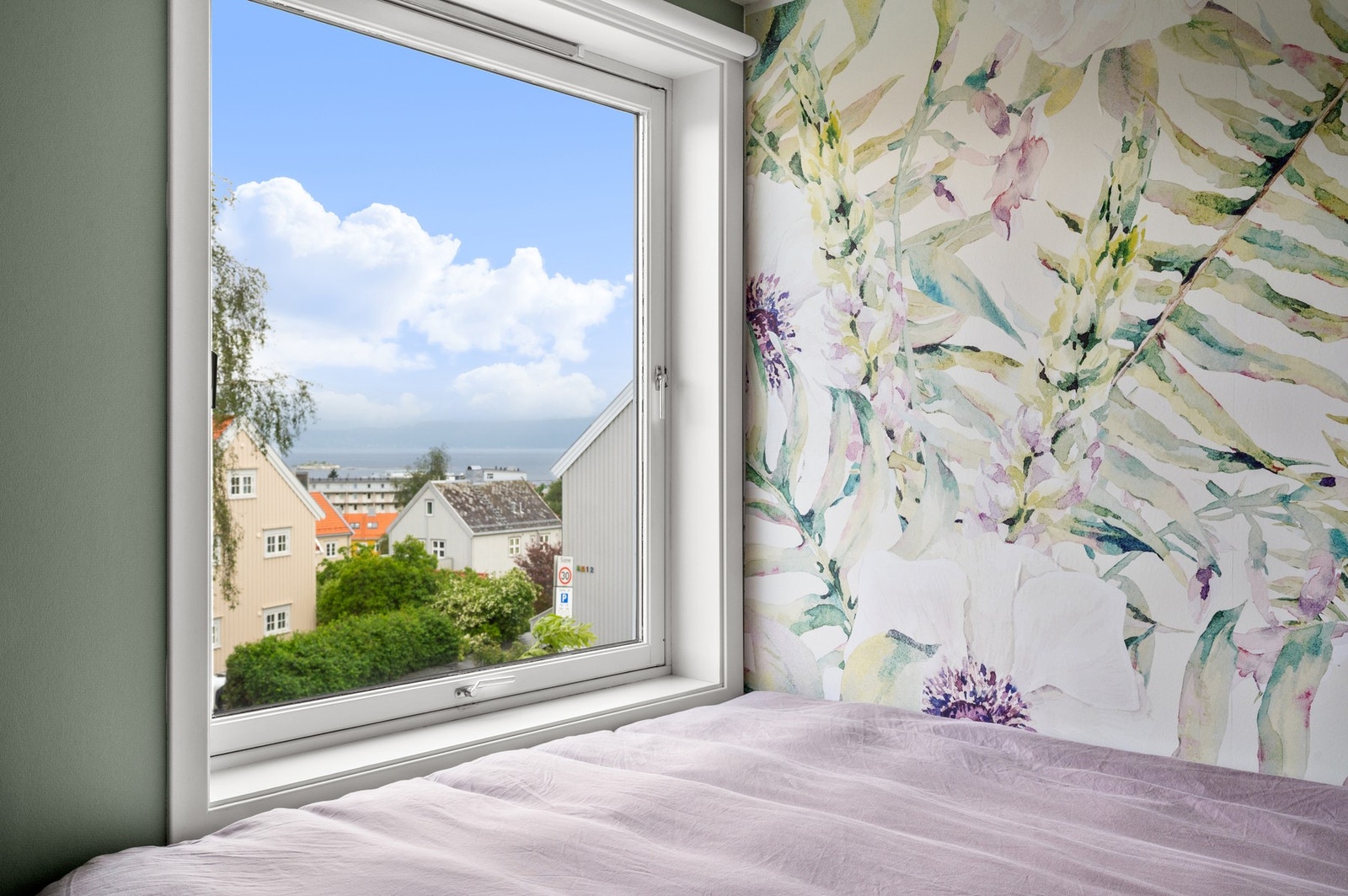 Nydelig utsikt ned mot Trondheimsfjorden fra soverommet. Galleribilde