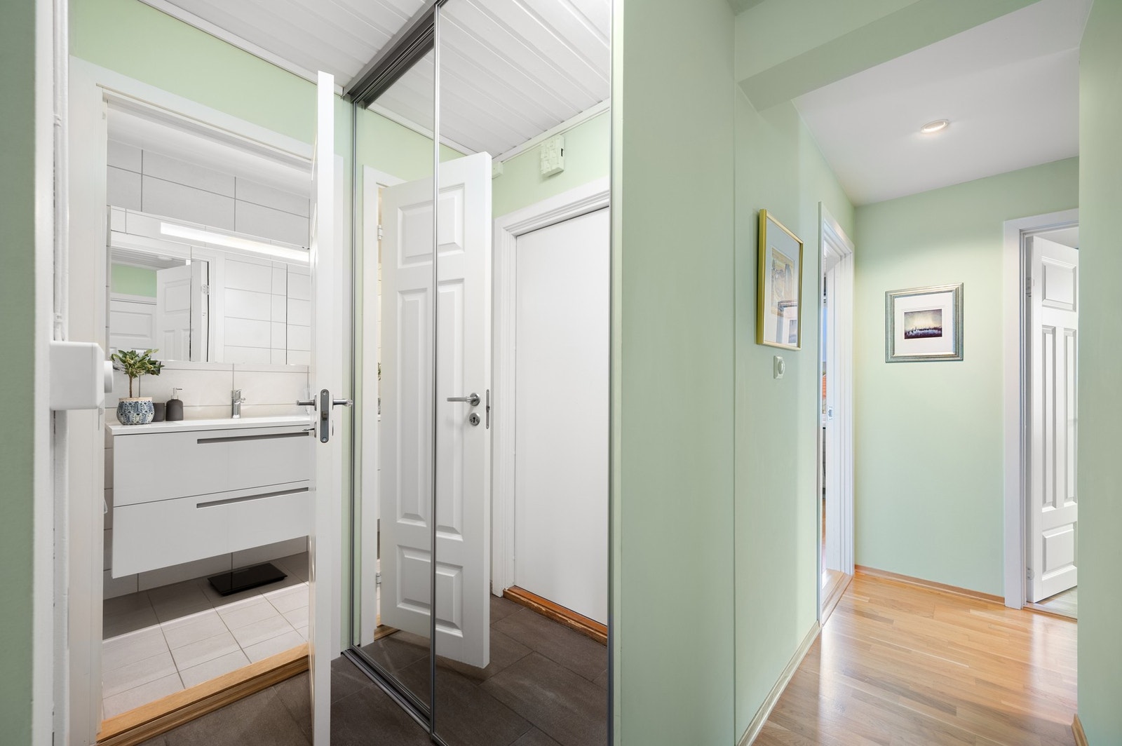 Romslig entré/inngangsparti med innebygd skyvedørsgarderobe. Galleribilde