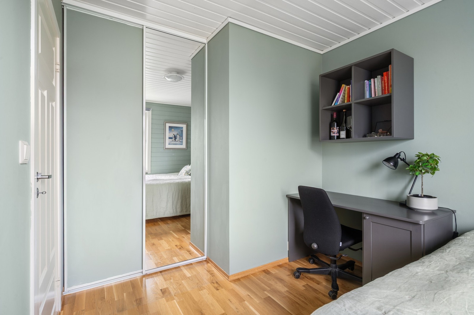 Her har man god plass til ønsket soveromsmøblement, samt en praktisk innebygd skyvedørsgarderobe. Galleribilde