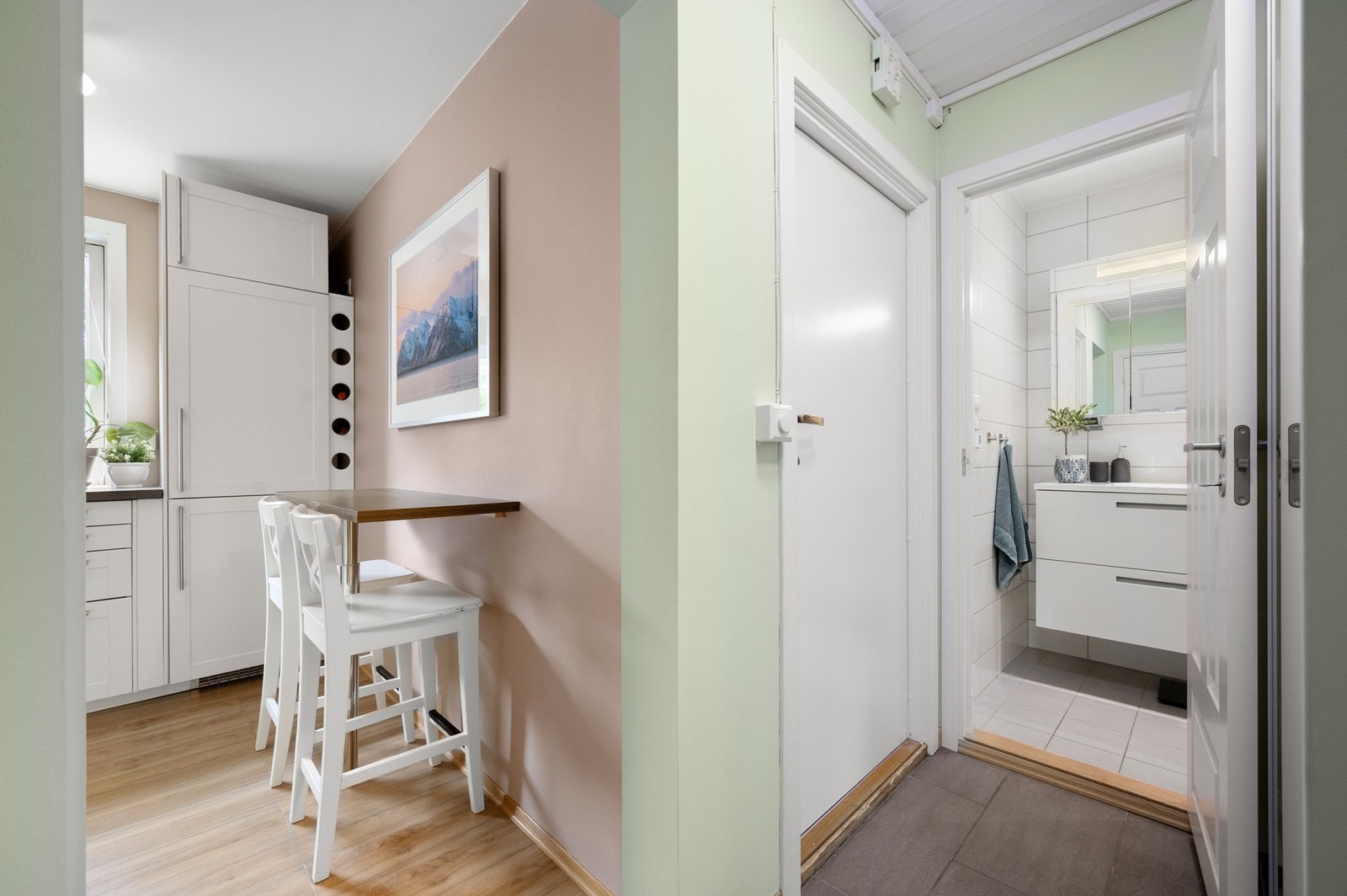 Kjøkkenet ble oppusset i 2013 og holder med dette en god standard. Galleribilde