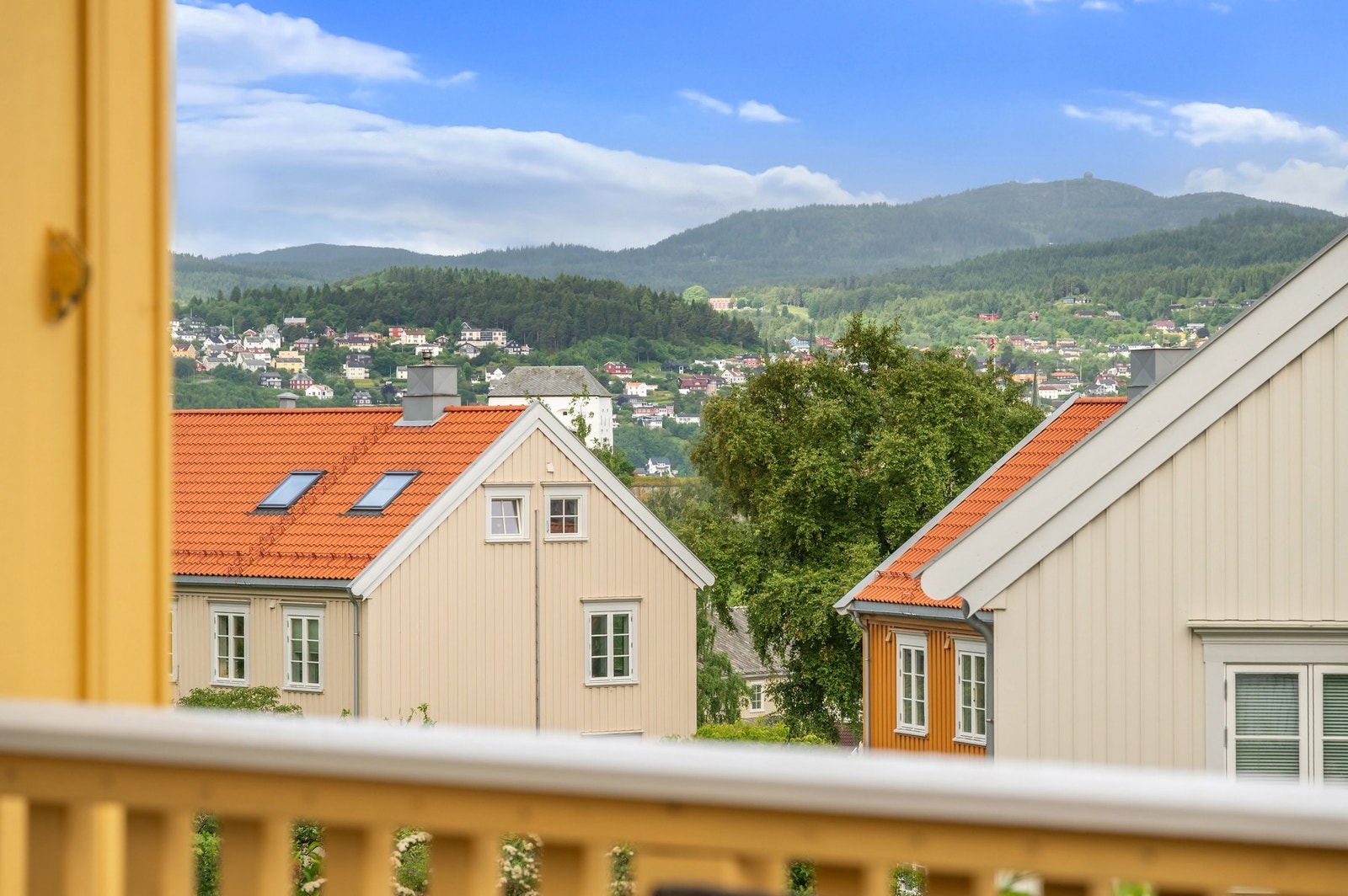 Leiligheten har en ettertraktet beliggenhet i en flermannsbolig på Rosenborg. Området er meget rolig, grønt og barnevennlig selv med sin sentrumsnære beliggenhet. Galleribilde
