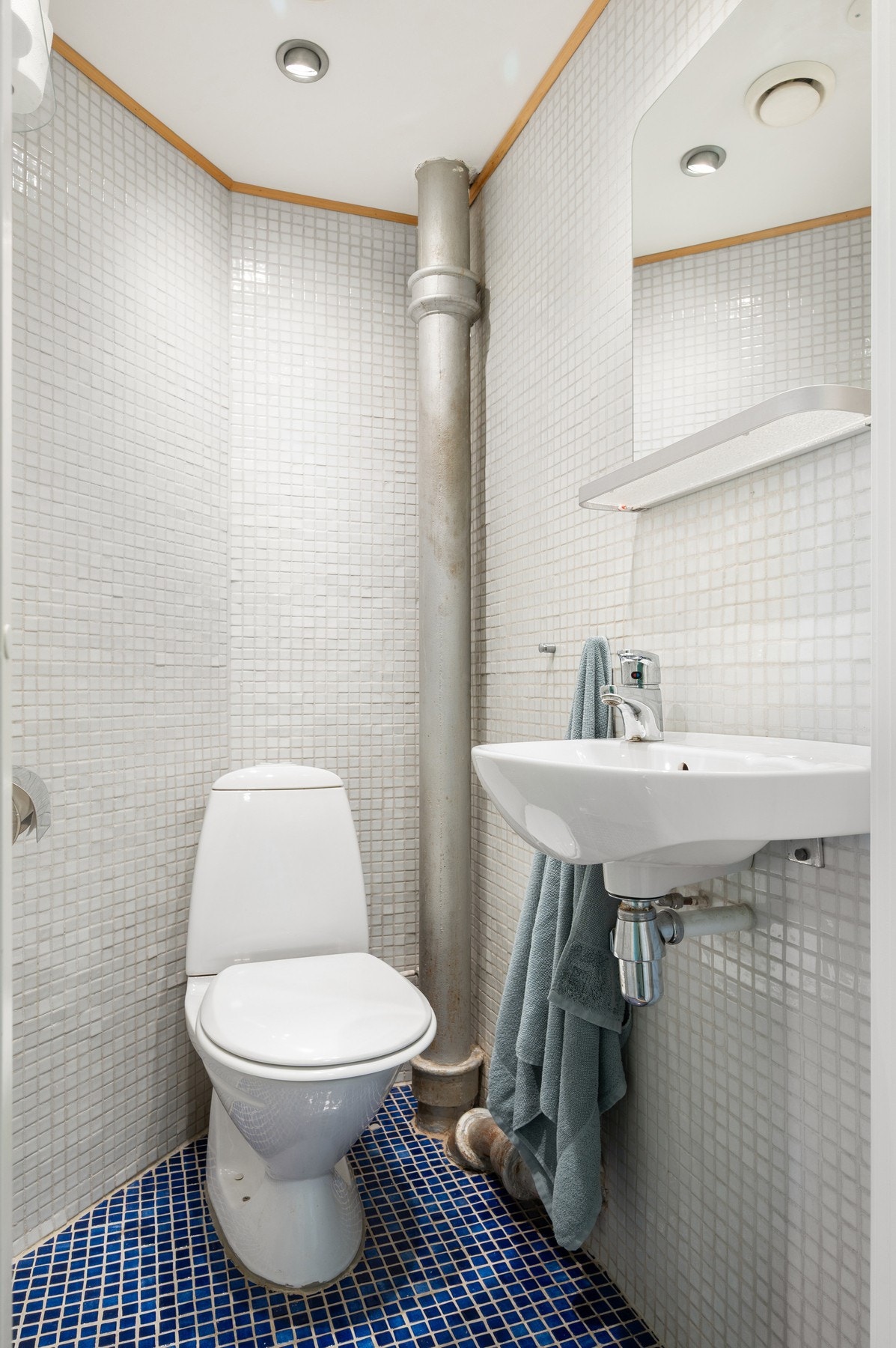 Praktisk separat toalettrom med servant og downlights i himling. Galleribilde