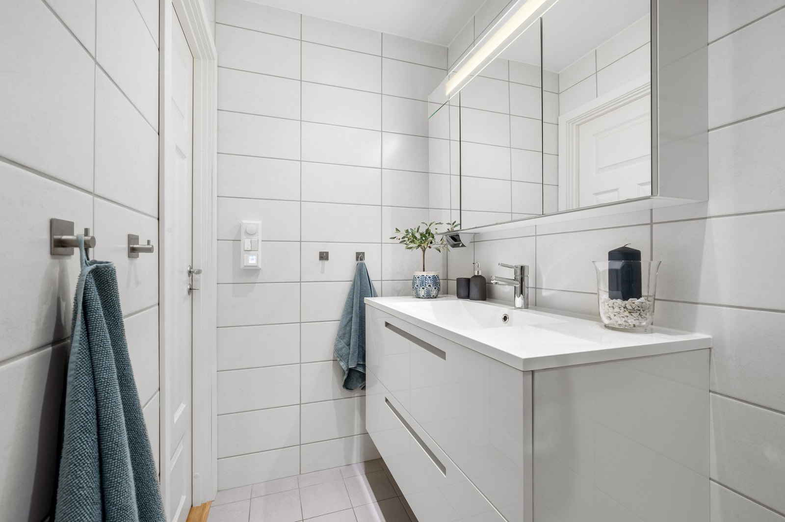 Lyst og stilrent bad som har alt man trenger. Galleribilde