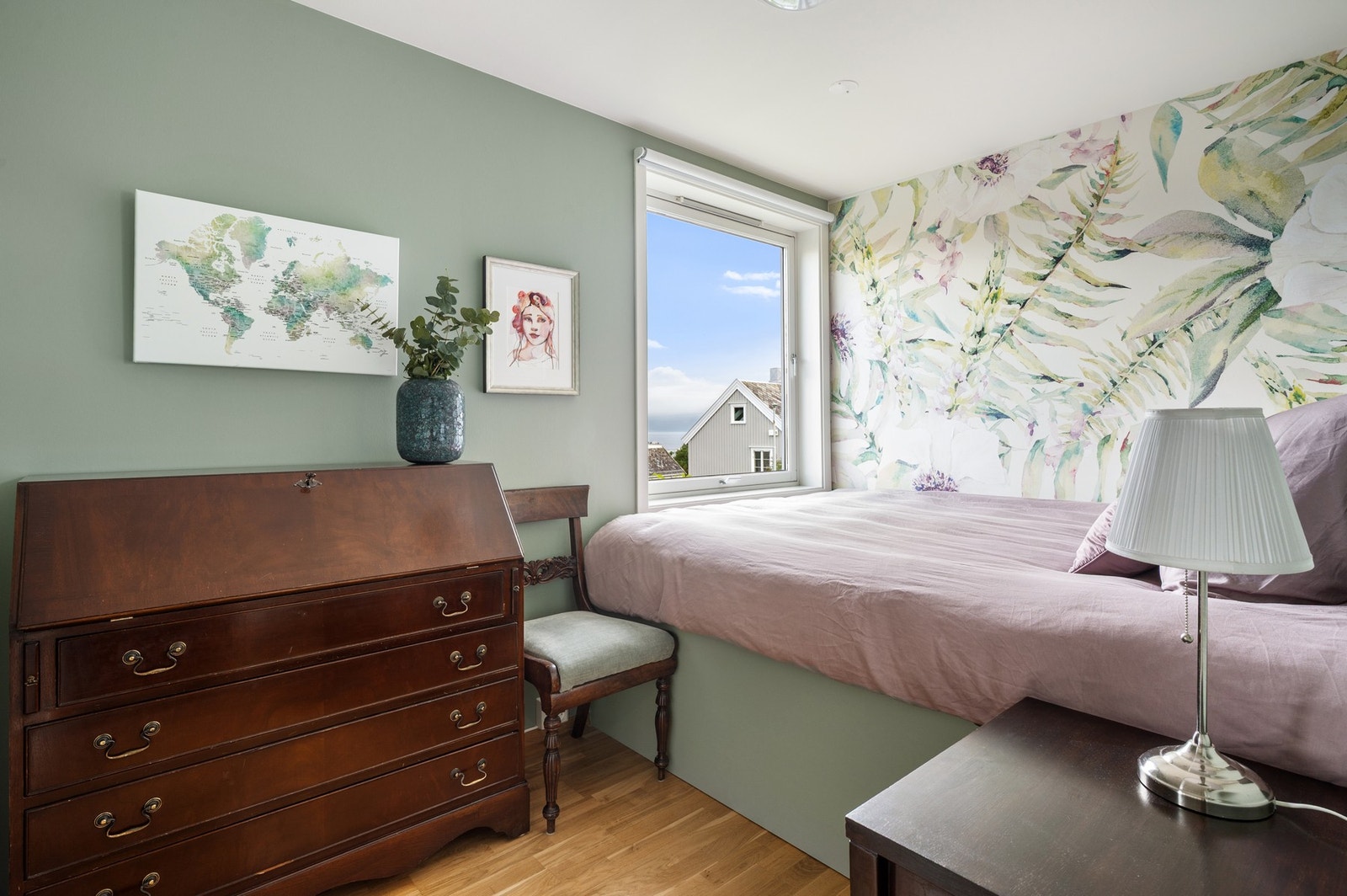 Rommet har god plass til seng og tilhørende soveromsmøblement. Galleribilde