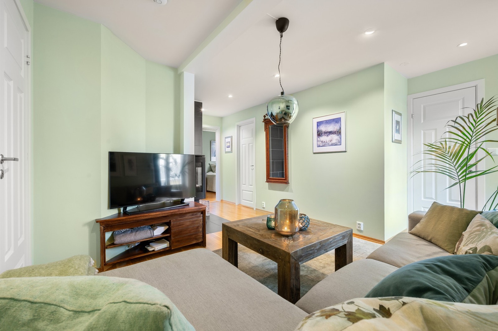 På stuen er det god plass til sittegruppe, sofa- og TV-bord. Galleribilde