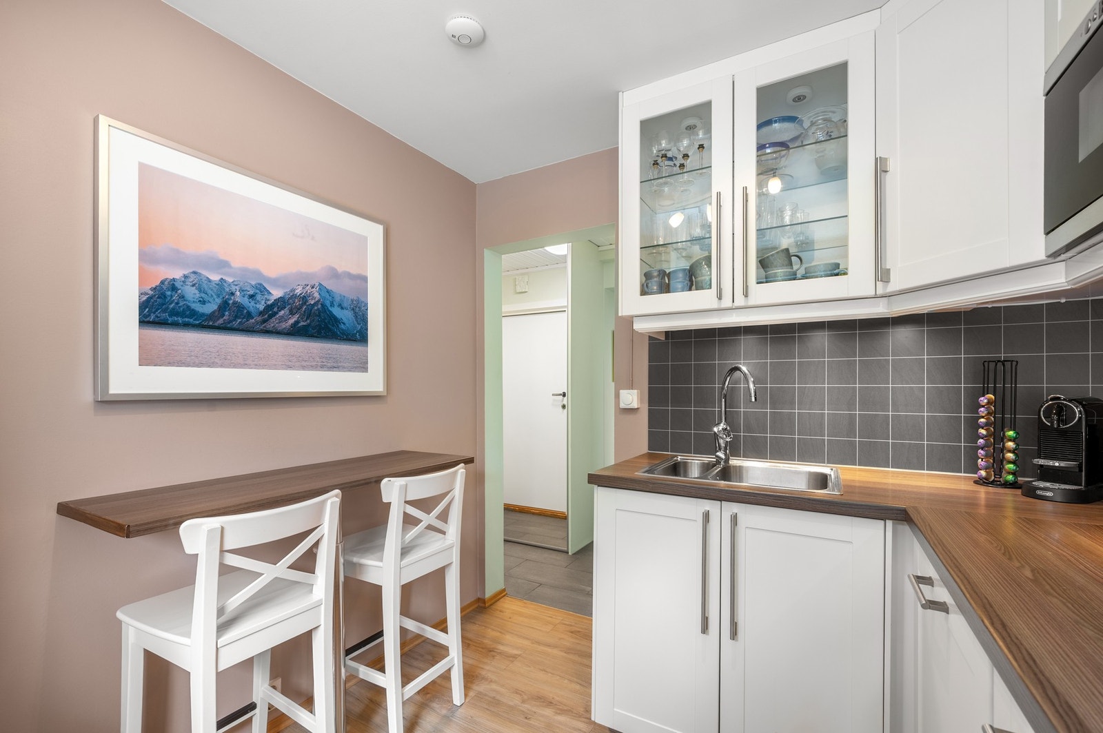 Her har man bl.a Integrert platetopp, stekeovn, oppvaskmaskin, mikrobølgeovn og kjøl/fryseskap. Galleribilde