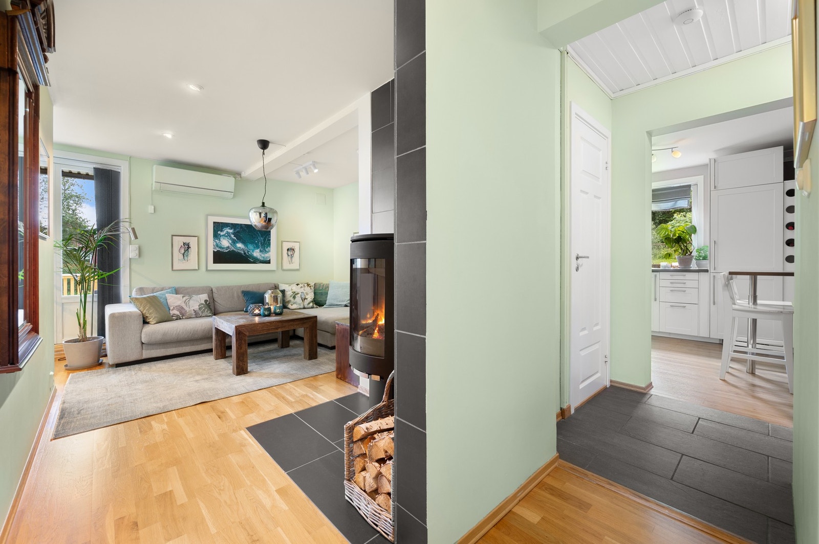 Leiligheten er utstyrt med effektiv oppvarming året rundt, med både varmepumpe og vedfyring. Galleribilde