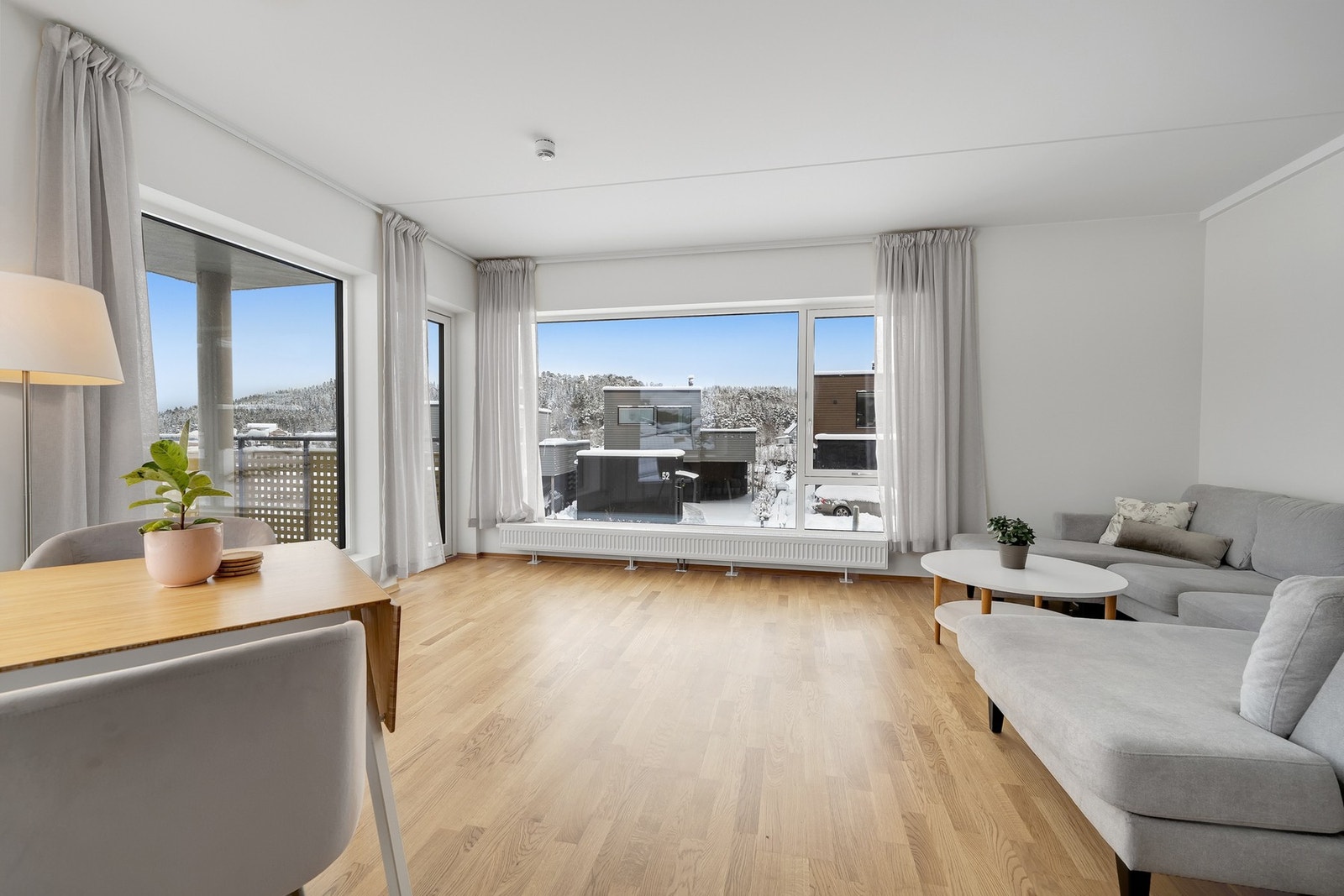 Leiligheten har en godt utnyttet planløsning med en romslig stue-/kjøkkenløsning Galleribilde