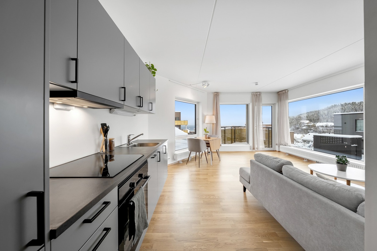 EiendomsMegler 1 ved Silje Solem har gleden av å presentere en flott og moderne 3-roms selveierleilighet med en attraktiv hjørnebeliggenhet i bygget! Galleribilde