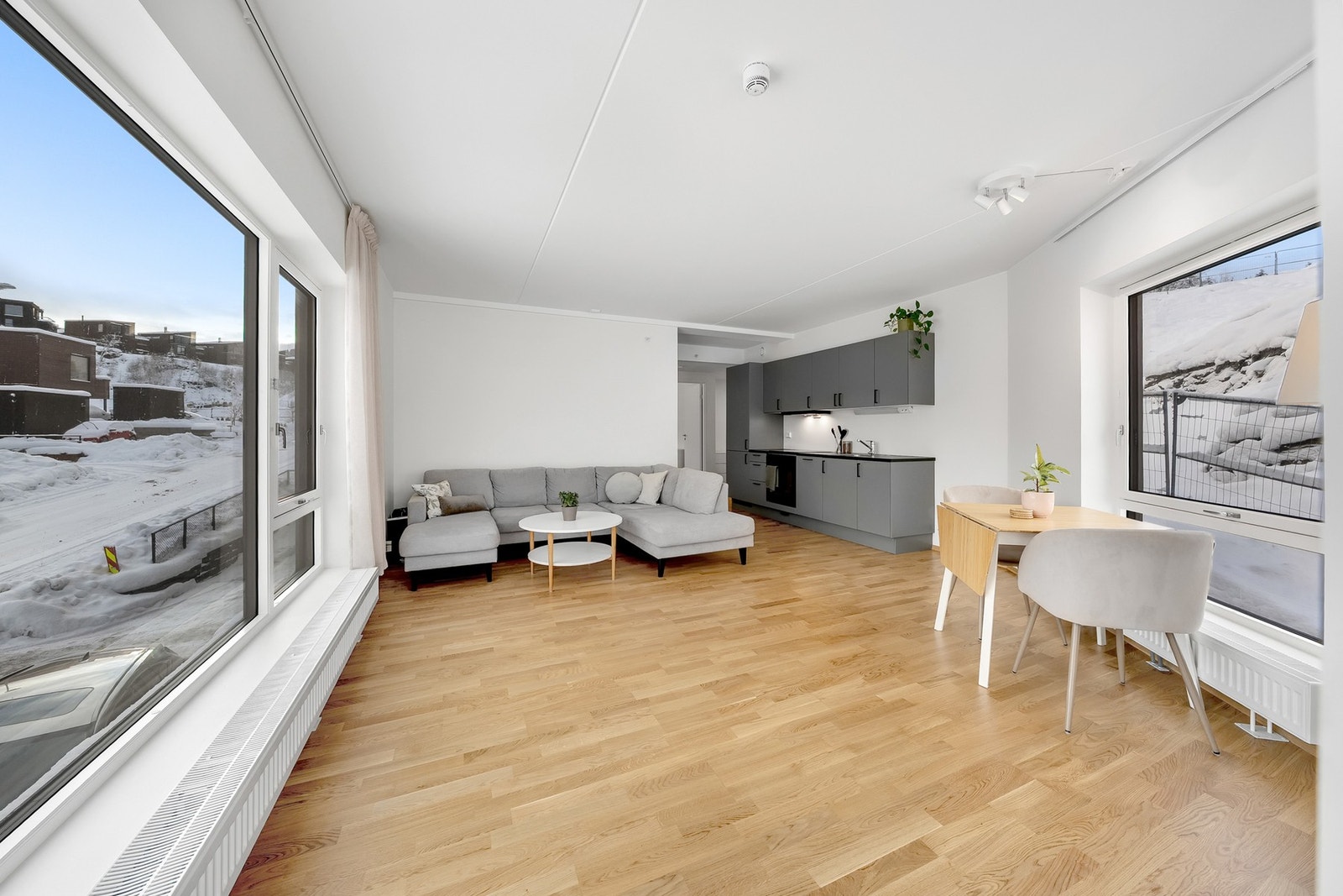 Store vindusflater sørger for rikelig med naturlig lysinnslipp Galleribilde