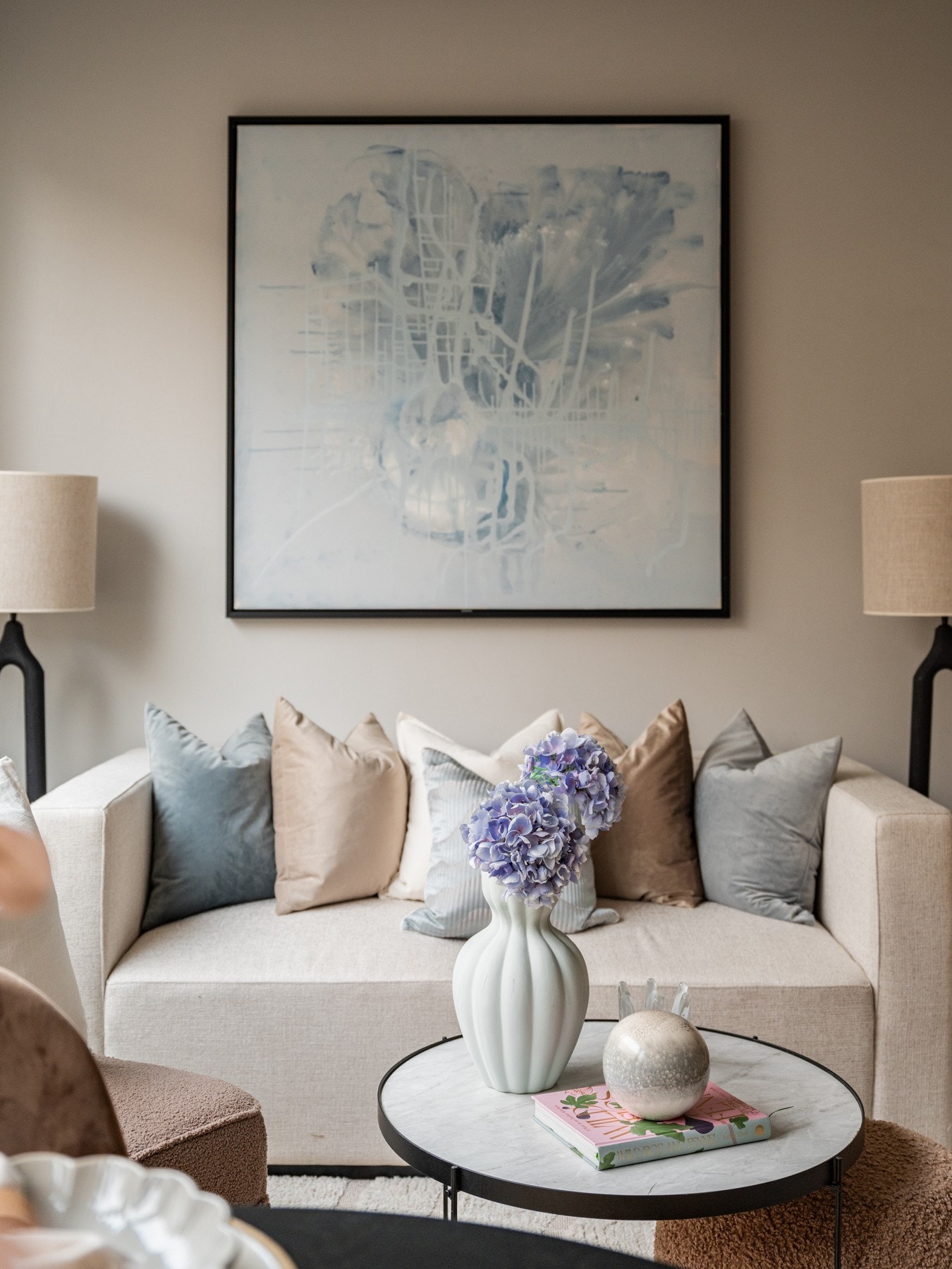 God plass til sofaseksjon med tilhørende møblement Galleribilde