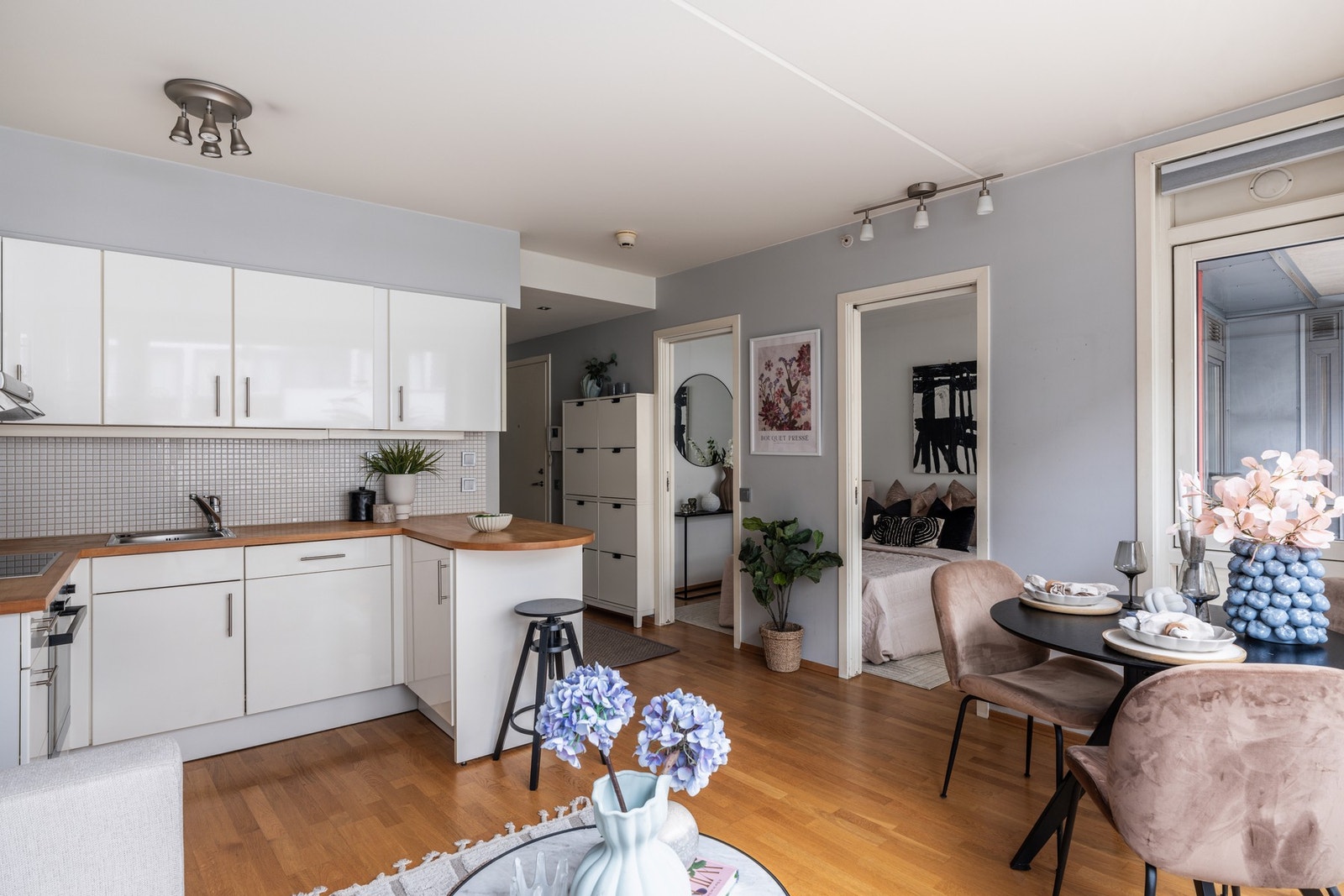 Leiligheten fremstår moderne og velholdt Galleribilde