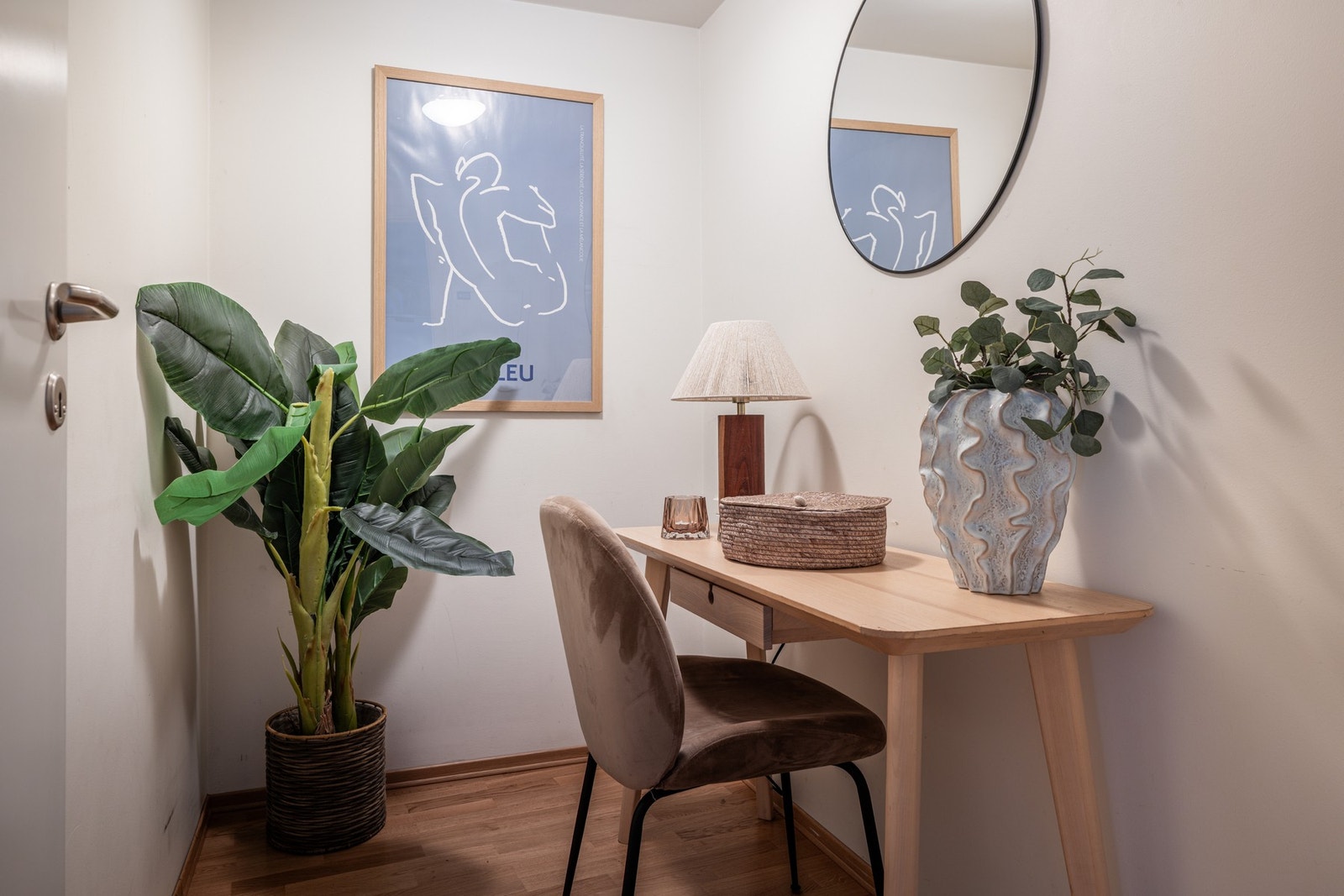 Praktisk innnvendig bod som kan benyttes som kontor eller garderoberom Galleribilde