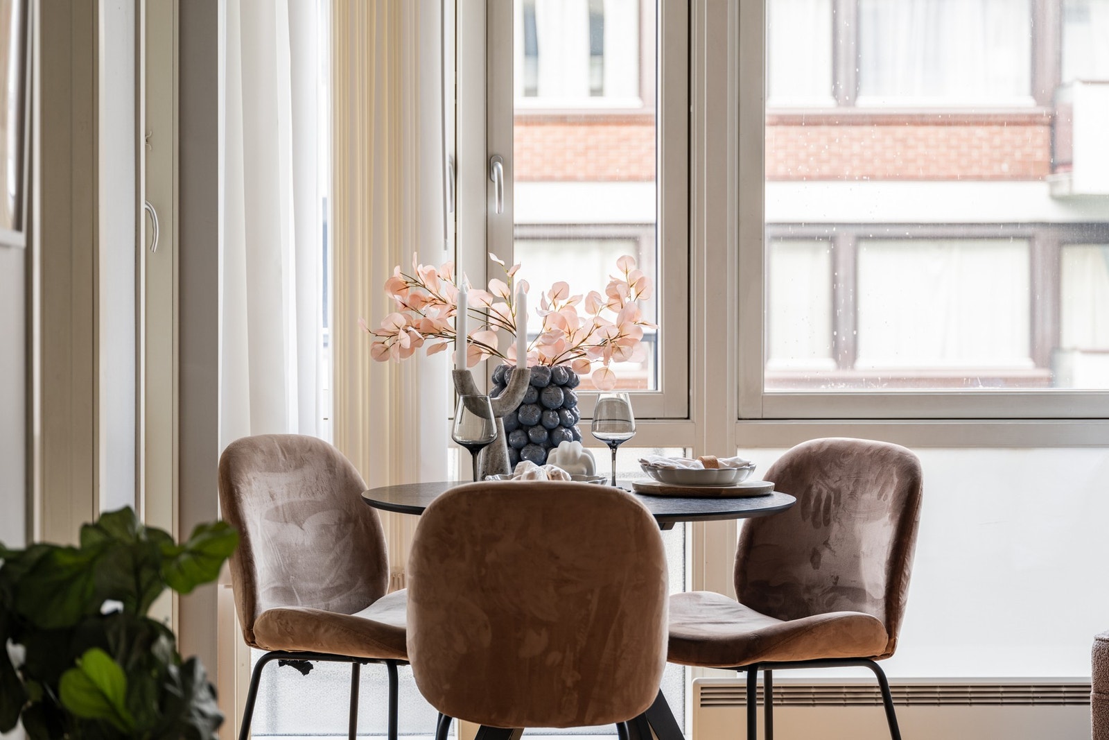 Hyggelig spiseplass ved vinduer Galleribilde