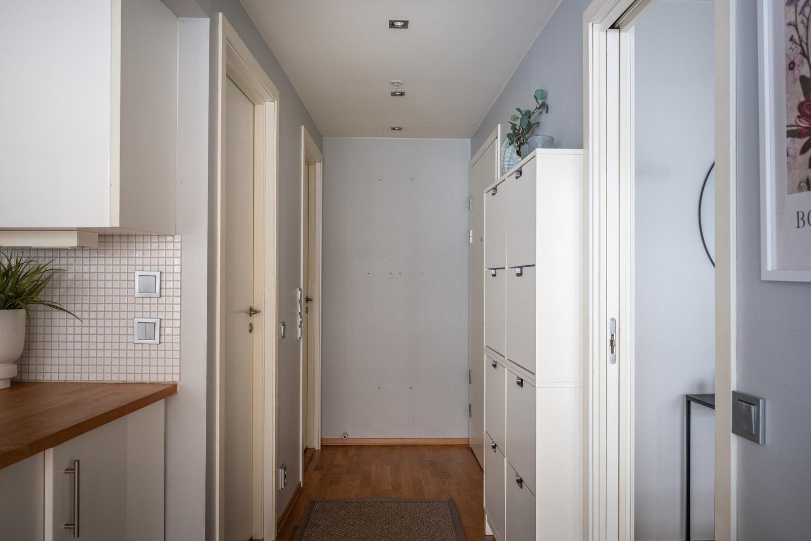 Entré med god plass for oppheng av yttertøy og sko Galleribilde