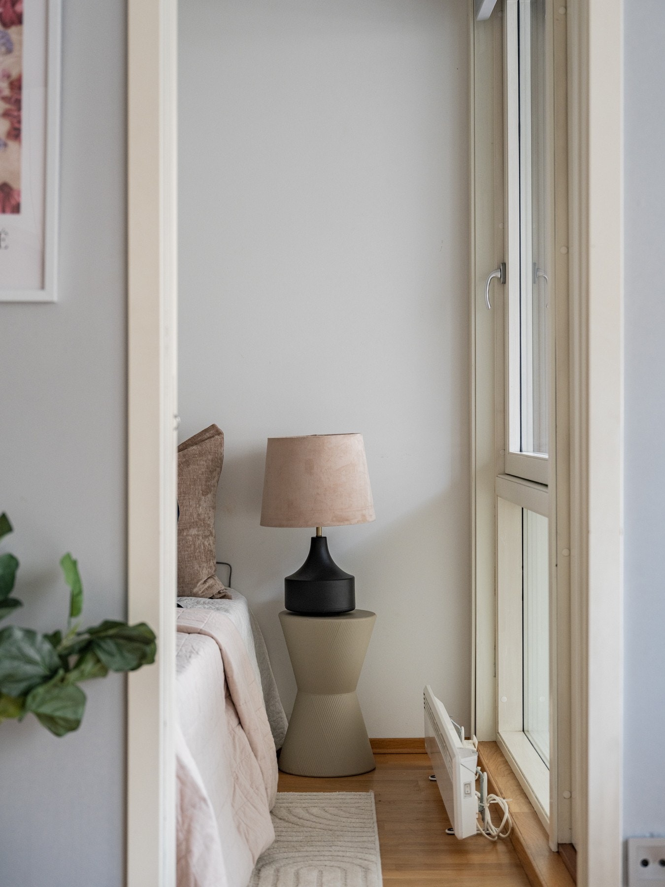 Ved stuen finner du soverommet Galleribilde