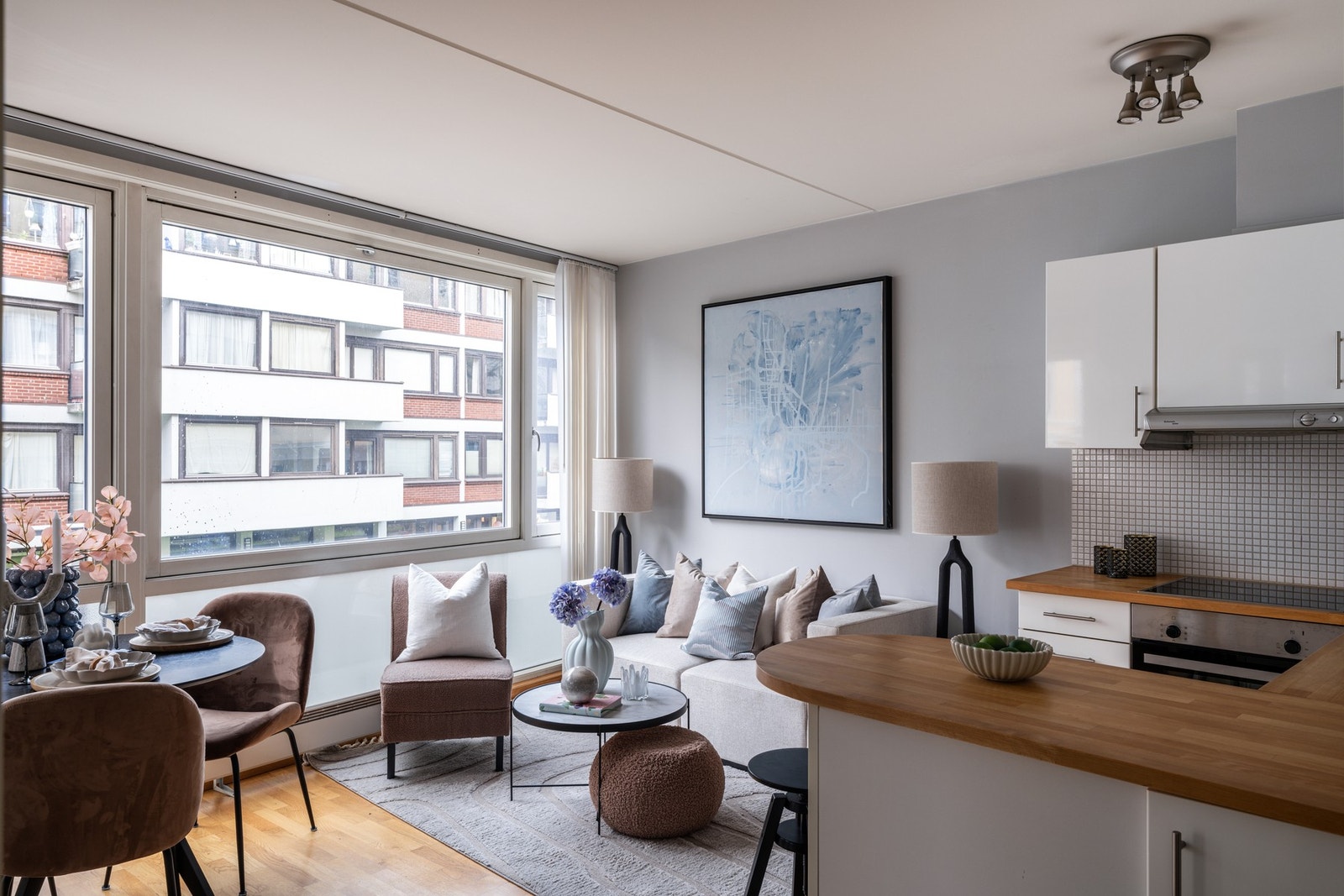 Vegger er malt i moderne fargetoner og gulvflater er belagt med parkett Galleribilde