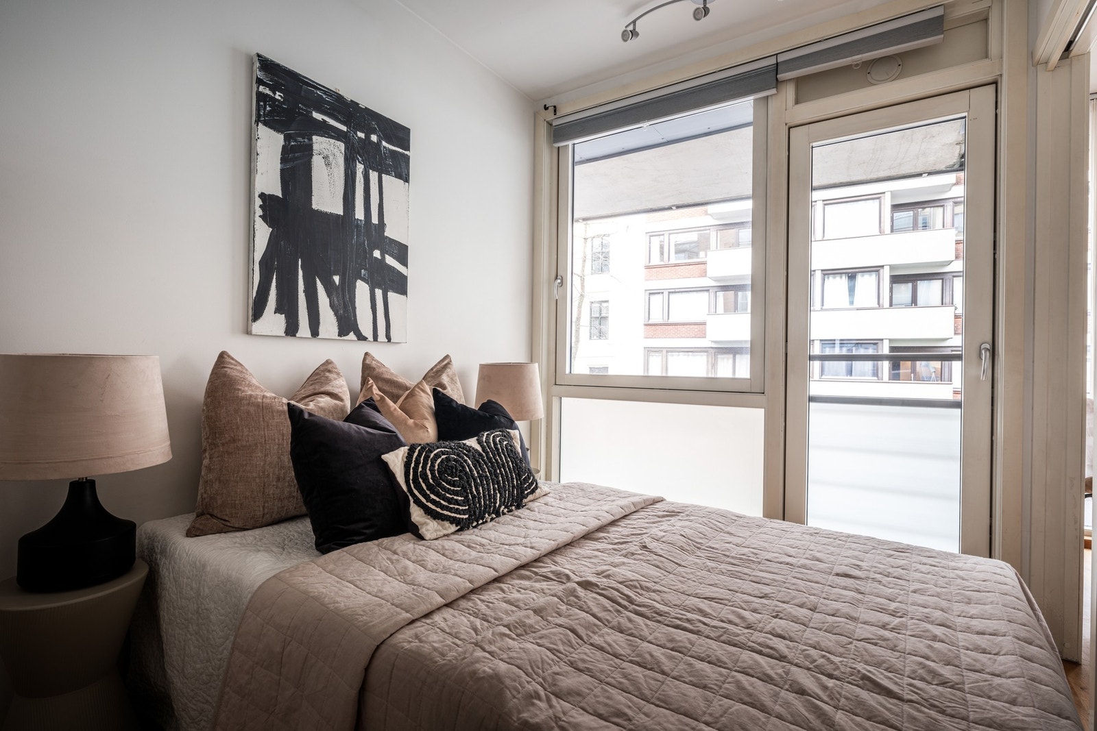 Fra soverommet er det utgang til en fransk balkong Galleribilde