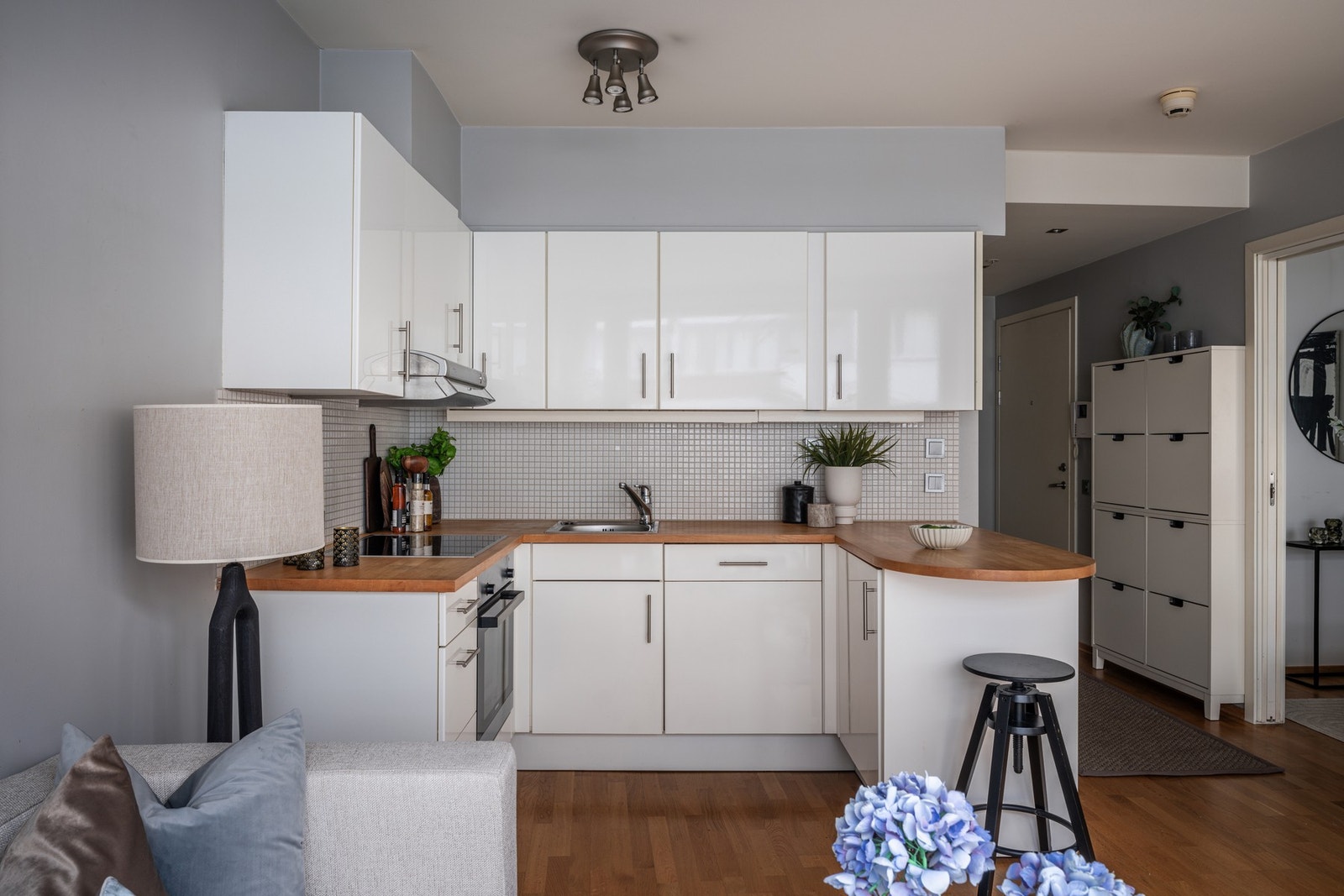 Lyst og pent kjøkken med hvite glatte fronter Galleribilde