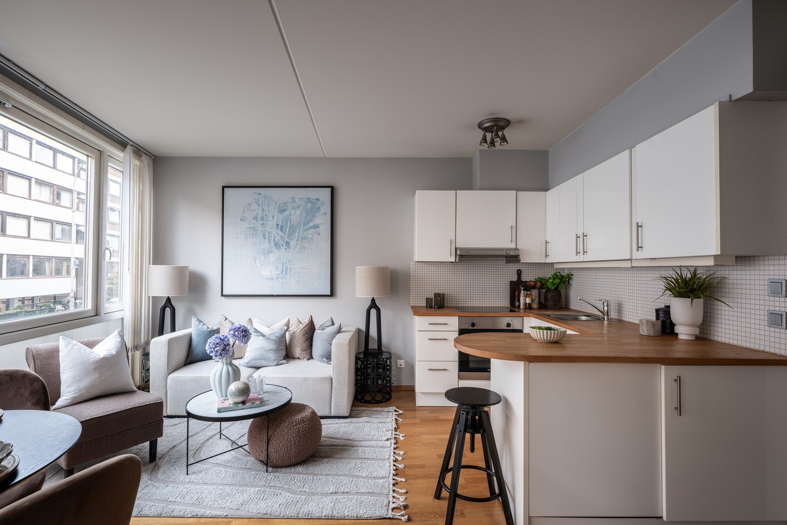 Lys og arealeffektiv stue med åpen kjøkkenløsning Galleribilde