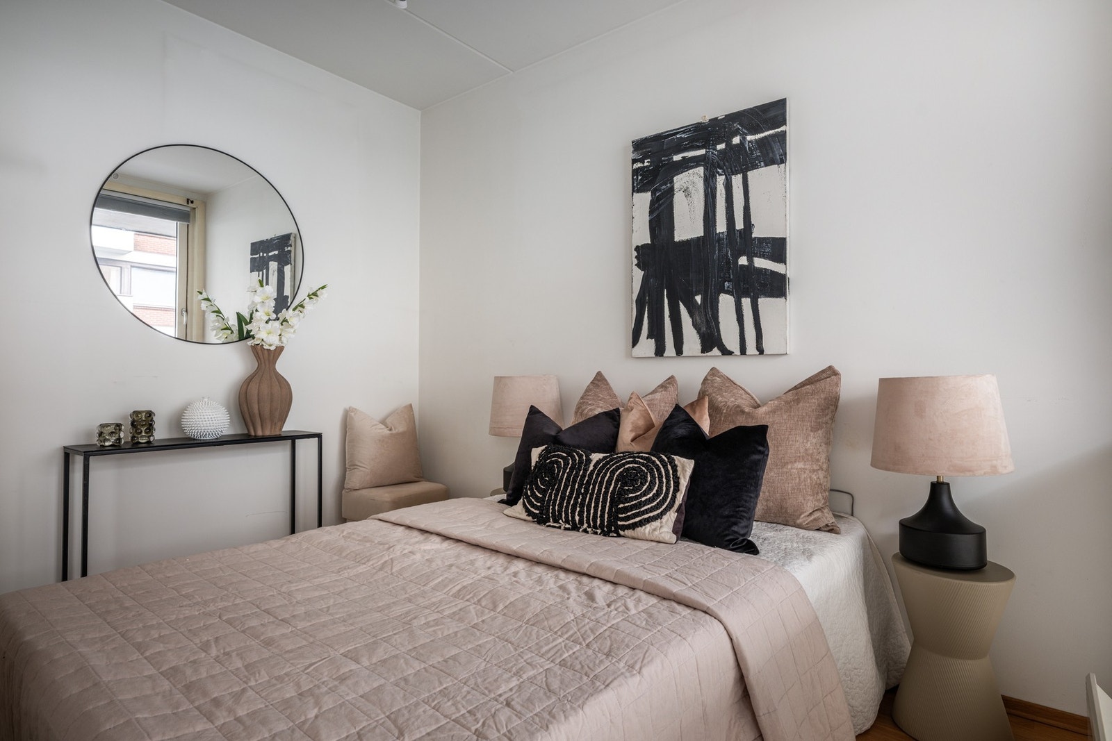 Romslig soverom med god plass til dobbeltseng, nattbord og annet ønsket møblement Galleribilde