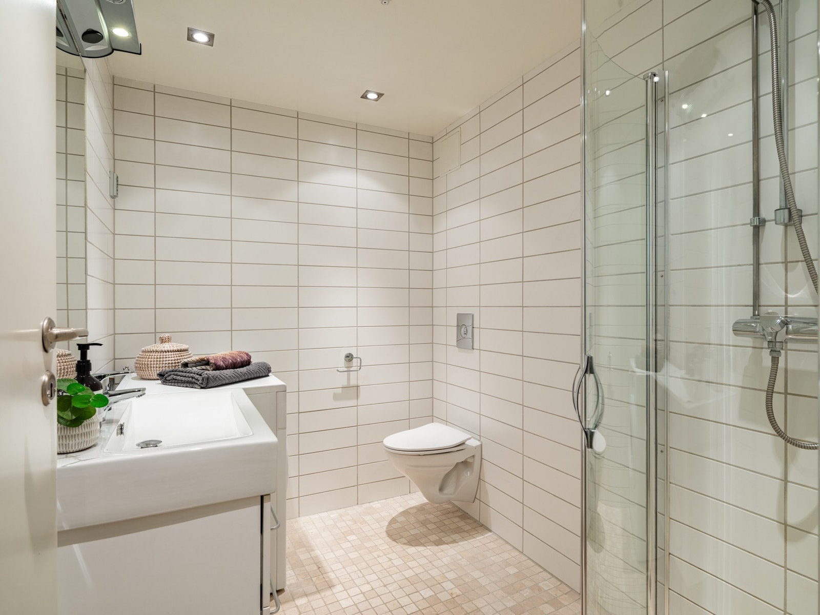 Lyst og delikat bad med varmekabler i gulv Galleribilde