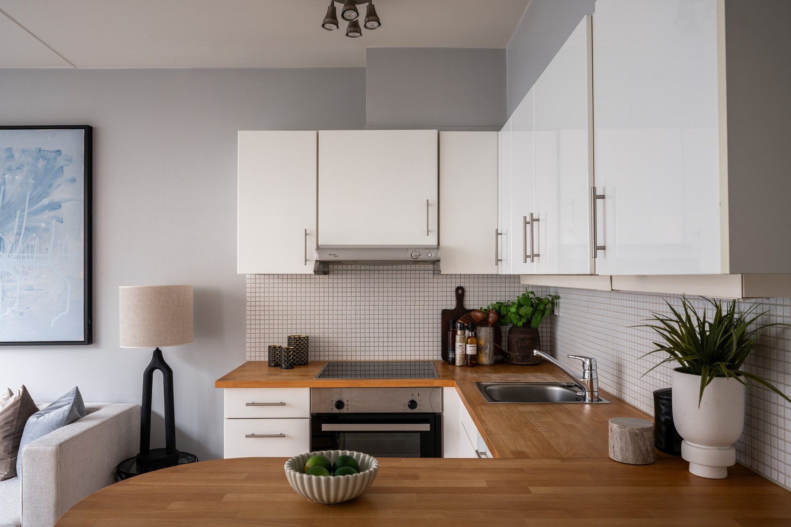 Kjøkkenet har integrert platetopp, stekeovn, oppvaskmaskin og kjøl-/fryseskap Galleribilde