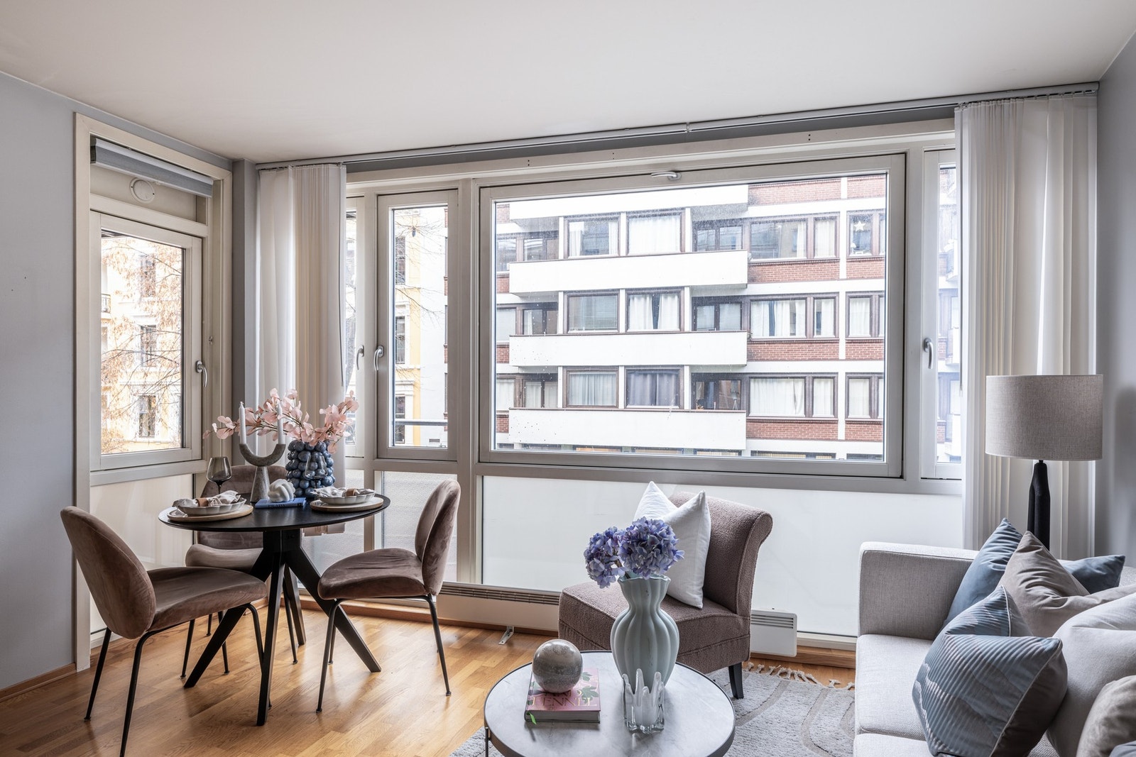 Her er det også plass til et koselig spisebord Galleribilde