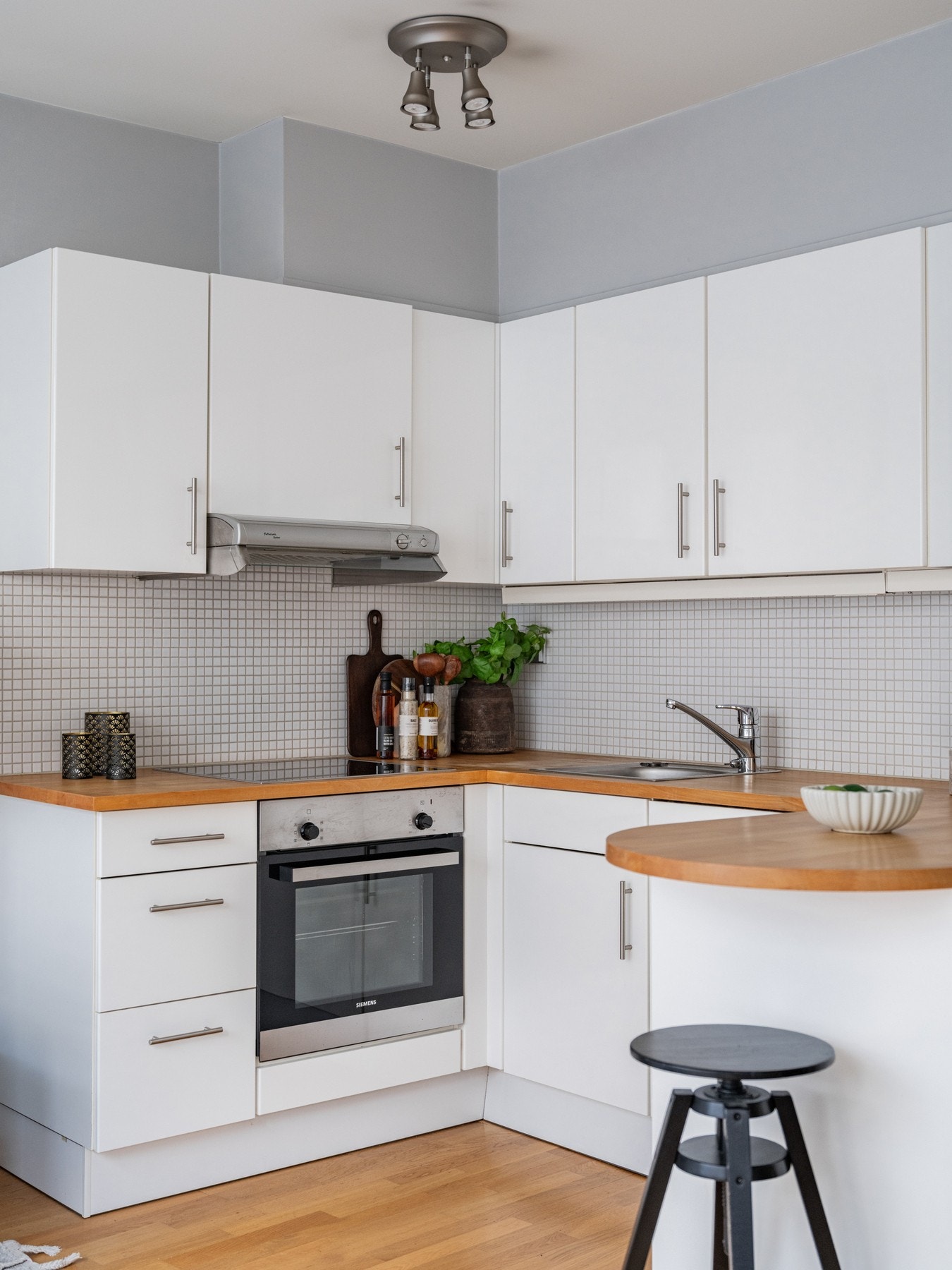 Det er godt med både skap- og benkeplass Galleribilde