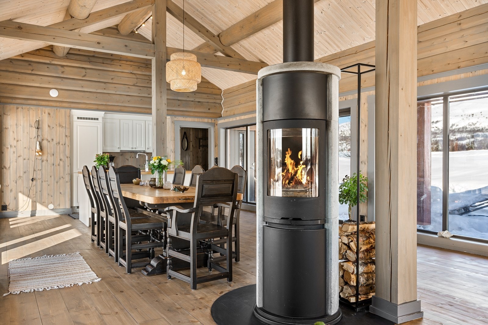 Den åpen løsningen mellom stue og kjøkken gjør hytta ekstra lys og sosial. Galleribilde