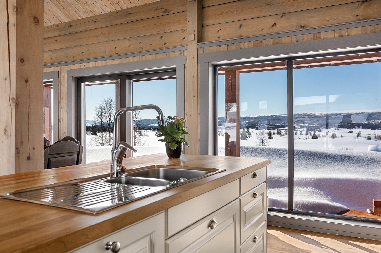Det er ikke mange som kan ta oppvasken med en slik utsikt! Galleribilde