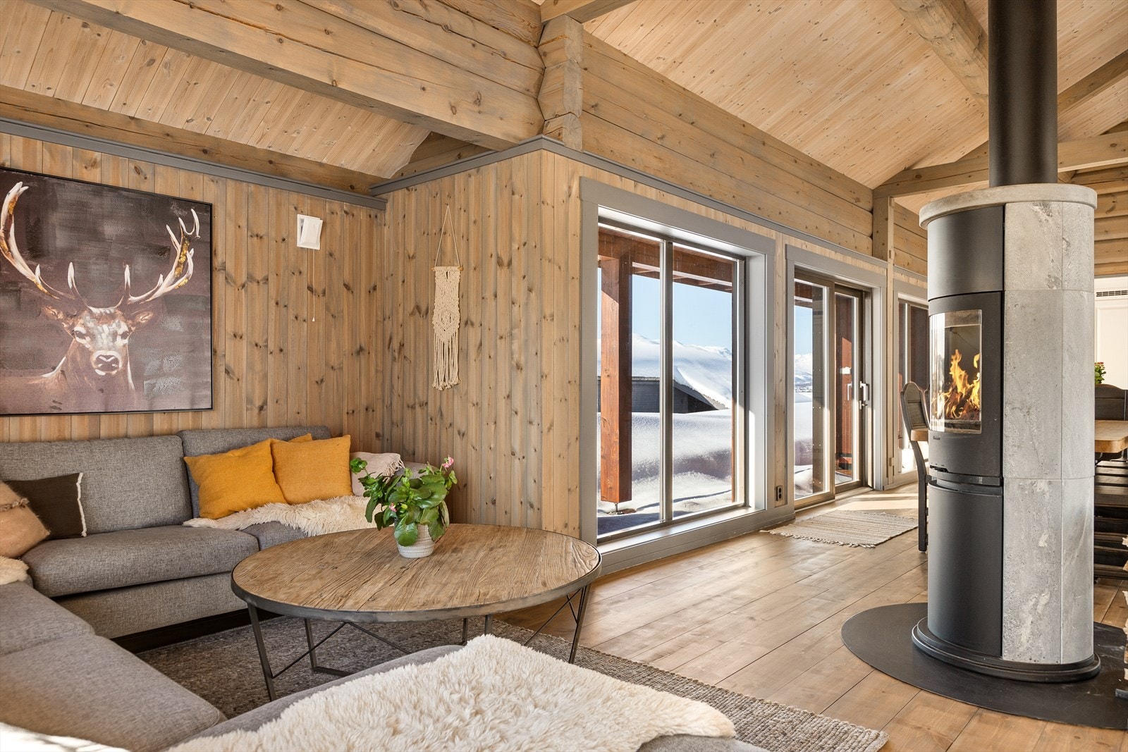 En vakker peisovn med kleberstein er sentralt plassert i hytta. En smart dreieplate gjør at innsynet til peisflammene kan vendes til den delen av rommet en selv ønsker. Galleribilde
