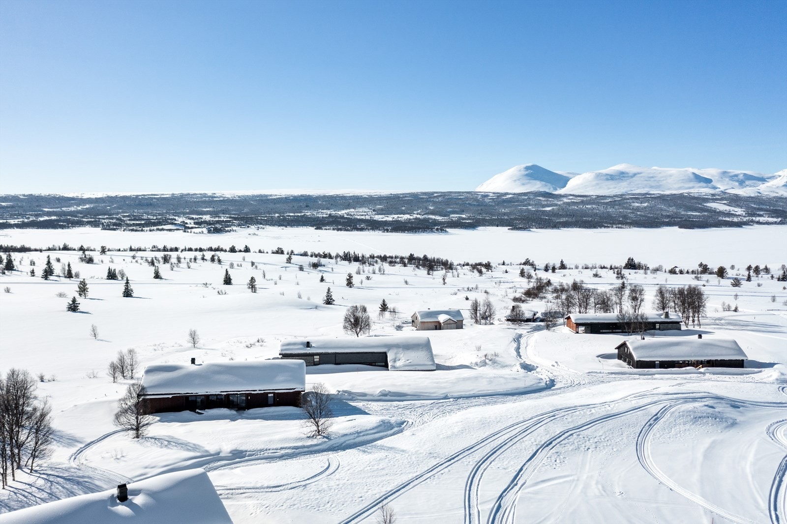 Her er det åpent og fritt, og hytta har solrike terrasser hvor en kan nyte avslappende stunder med storslått utsikt til vakker natur! Galleribilde