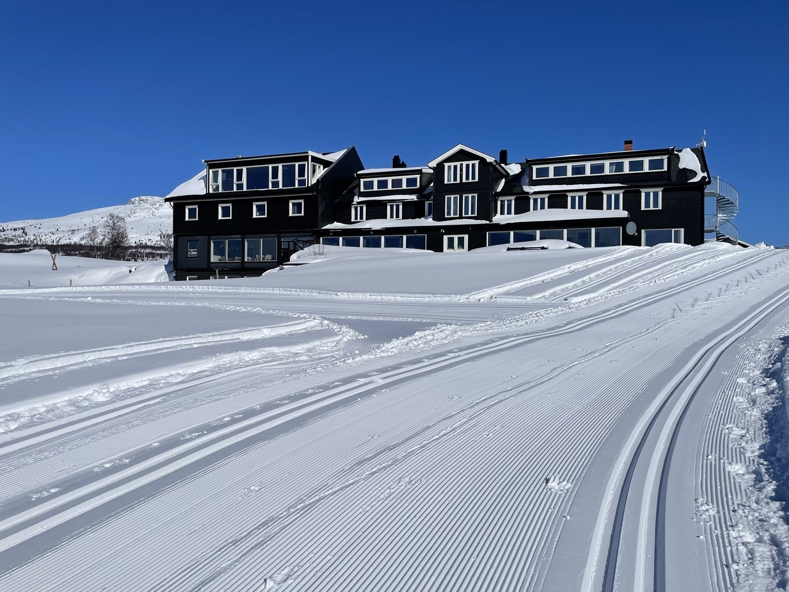 Nøsen Yoga og Fjellhotell ligger like ved, og er kjent for sin varme atmosfære, sunne mat og energiske miljø. (Selgers egne bilder) Galleribilde